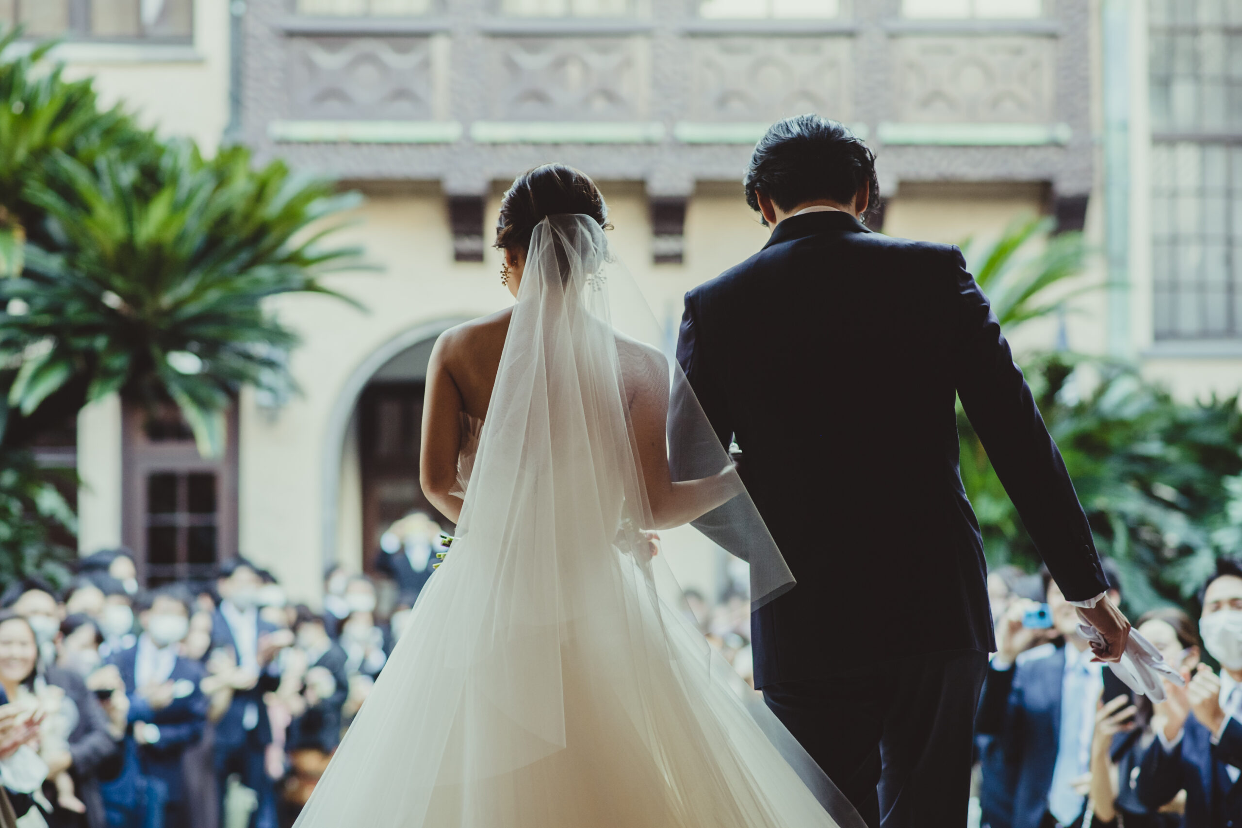 赤坂プリンスクラシックハウスのチャペルでの挙式の後ガーデンにて過ごすご新郎ご新婦様