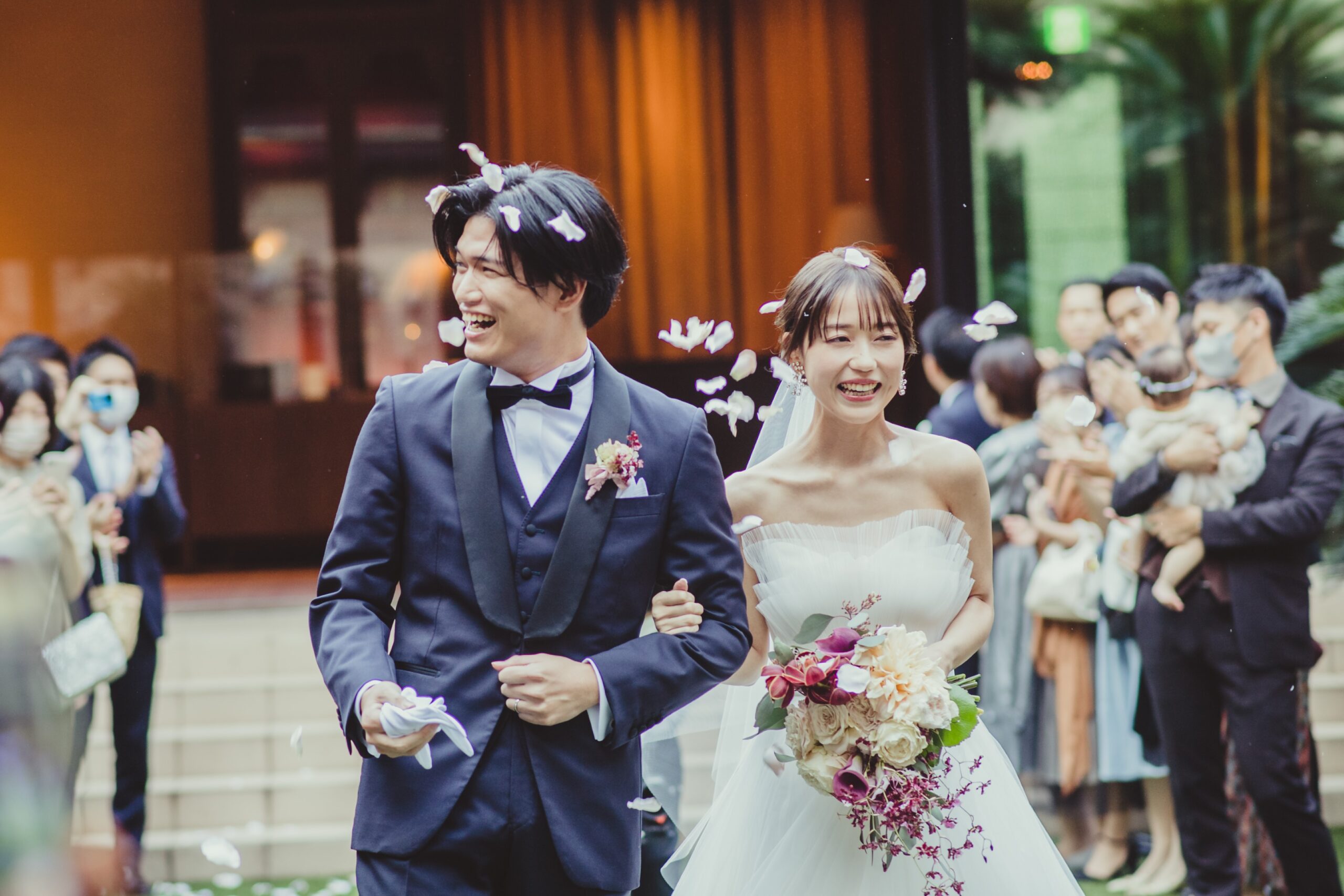 ザトリートドレッシングの専属提携会場赤坂プリンスクラシックハウスのチャペルでの挙式の後ガーデンにてアットホームに過ごすご新郎ご新婦様