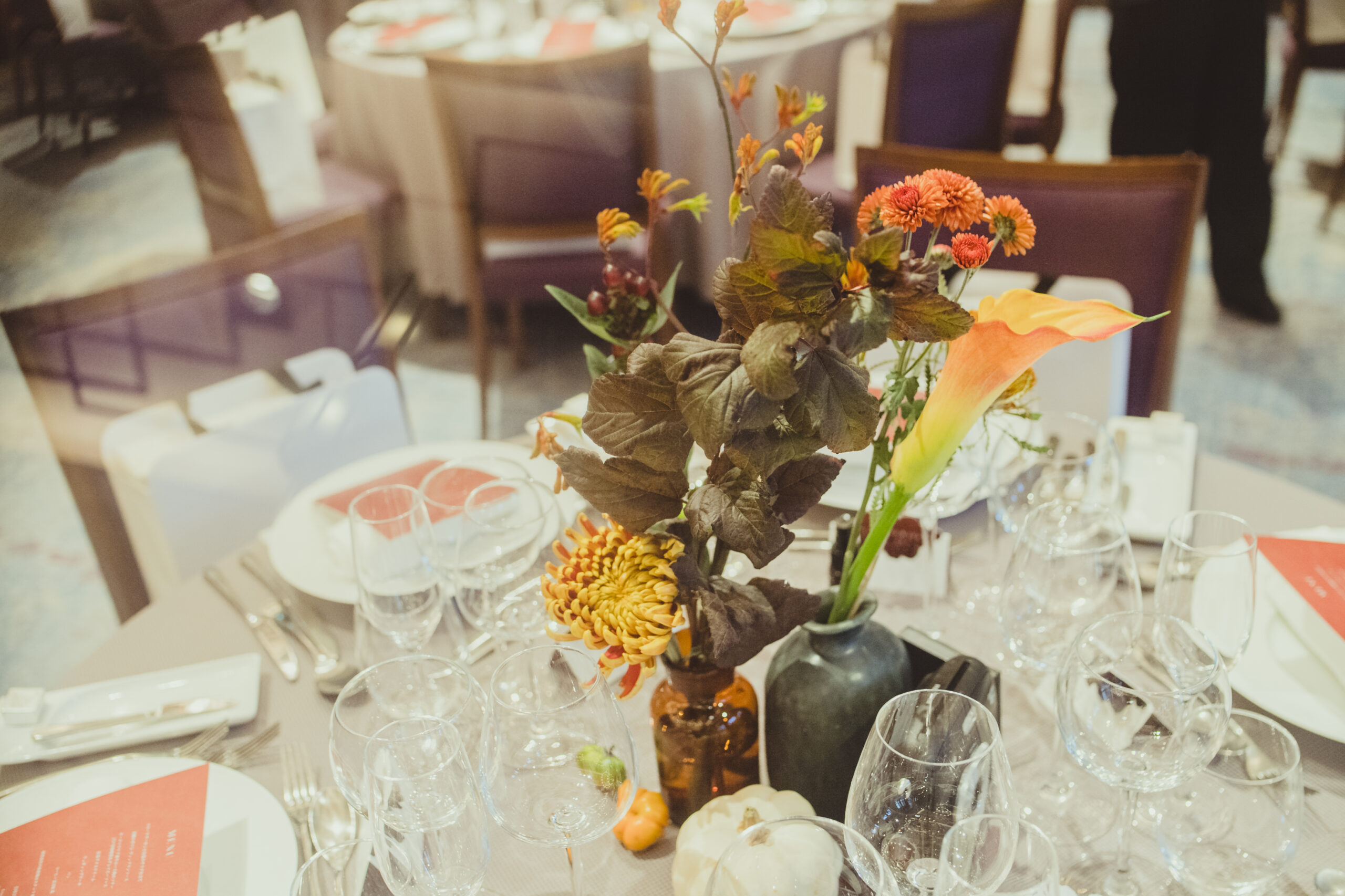 赤坂プリンスクラシックハウスで秋らしいカラーの装花に囲まれ迎えるアットホームな結婚式