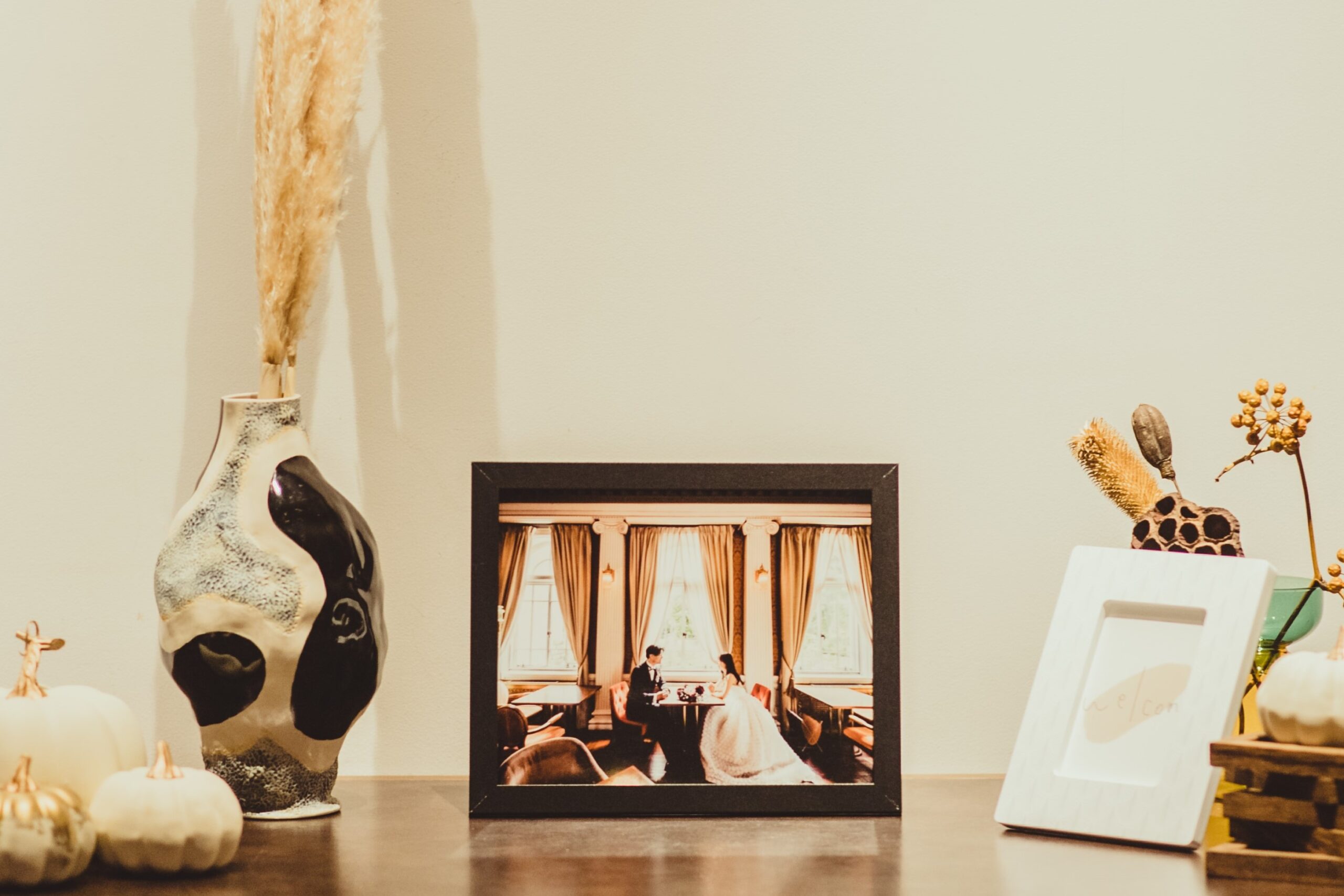 東京・紀尾井町に位置する赤坂プリンスクラシックハウスでのウェディングパーティーではウェルカムスペースに前撮りの写真を飾って