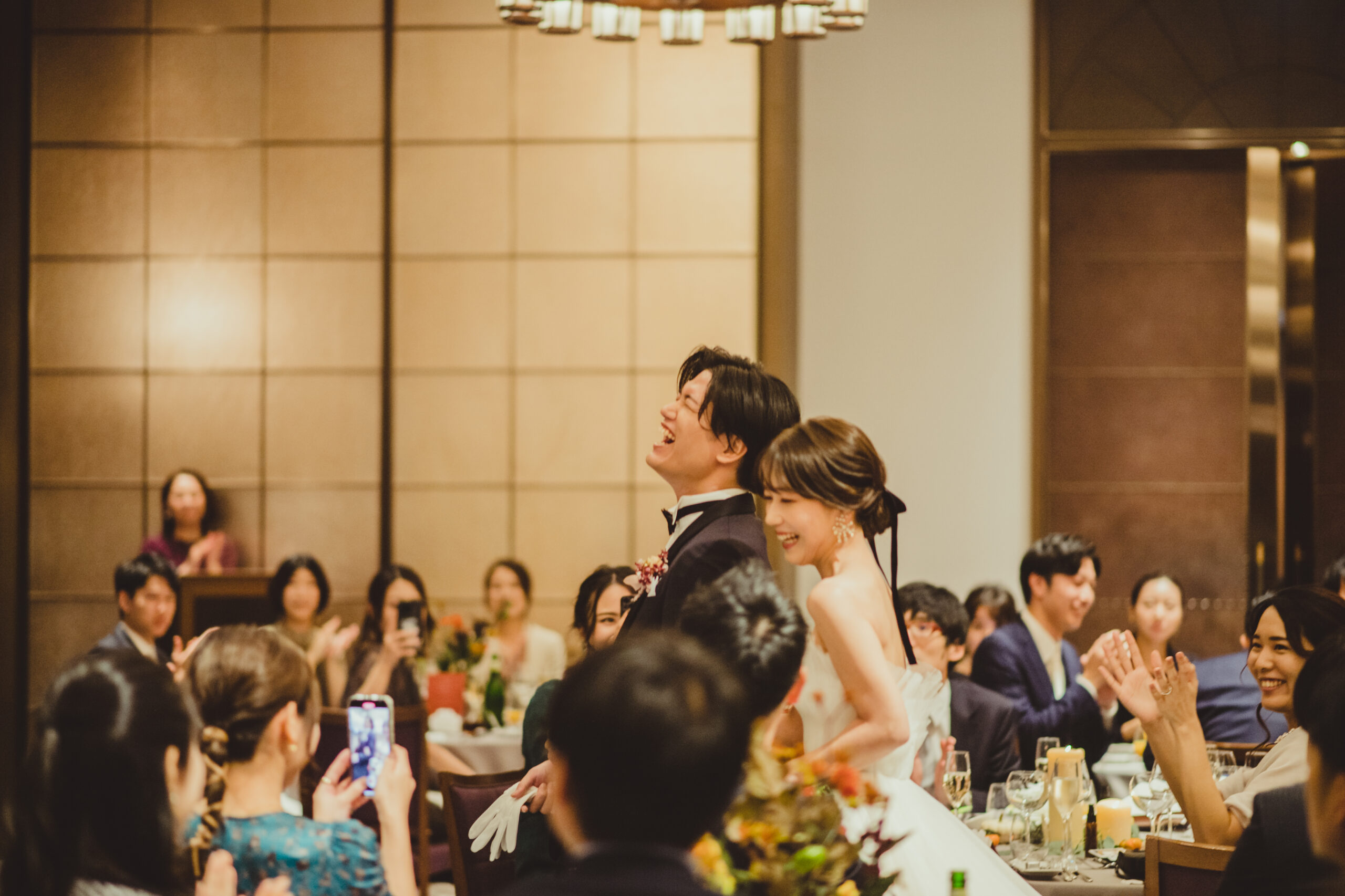 THETREAT DRESSING ADDITION店の先祖提携会場赤坂プリンスクラシックハウスでザトリートドレッシングで人気のアムサーラのウェディングドレスとネイビーのタキシードで過ごす披露宴