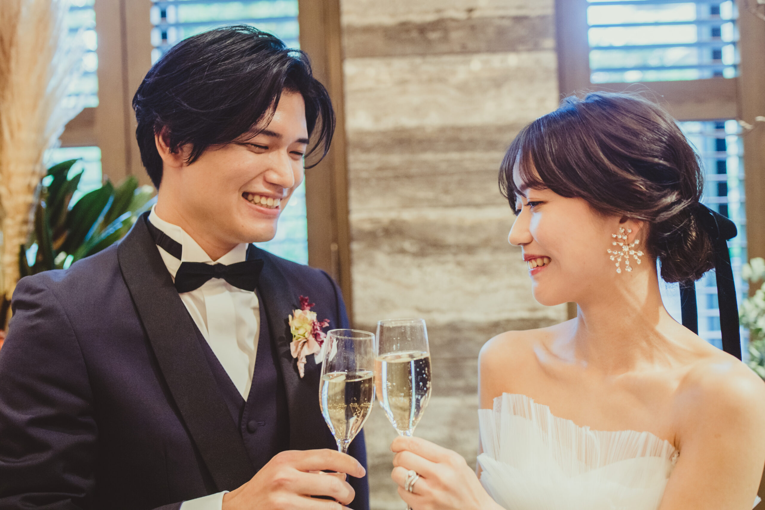 THETREAT DRESSING ADDITION店の専属提携会場赤坂プリンスクラシックハウスでザトリートドレッシングで人気のアムサーラのウェディングドレスとネイビーのタキシードで過ごす披露宴