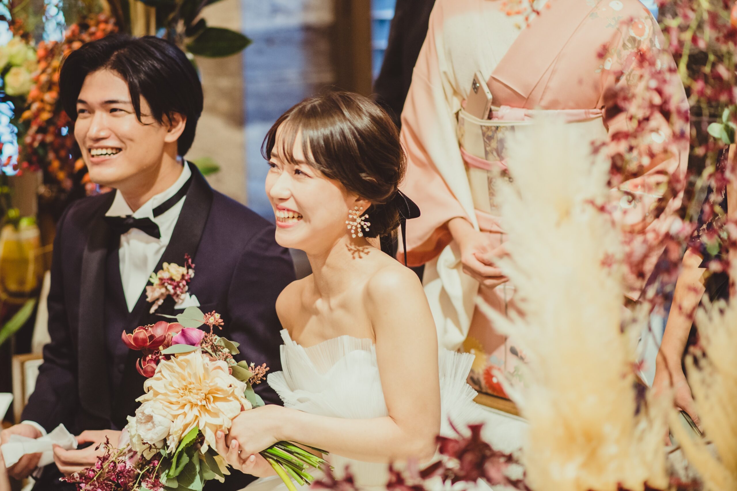 THETREAT DRESSING ADDITION店の専属提携会場赤坂プリンスクラシックハウスでザトリートドレッシングで人気のアムサーラのウェディングドレスとネイビーのタキシードでアットホームに過ごす披露宴