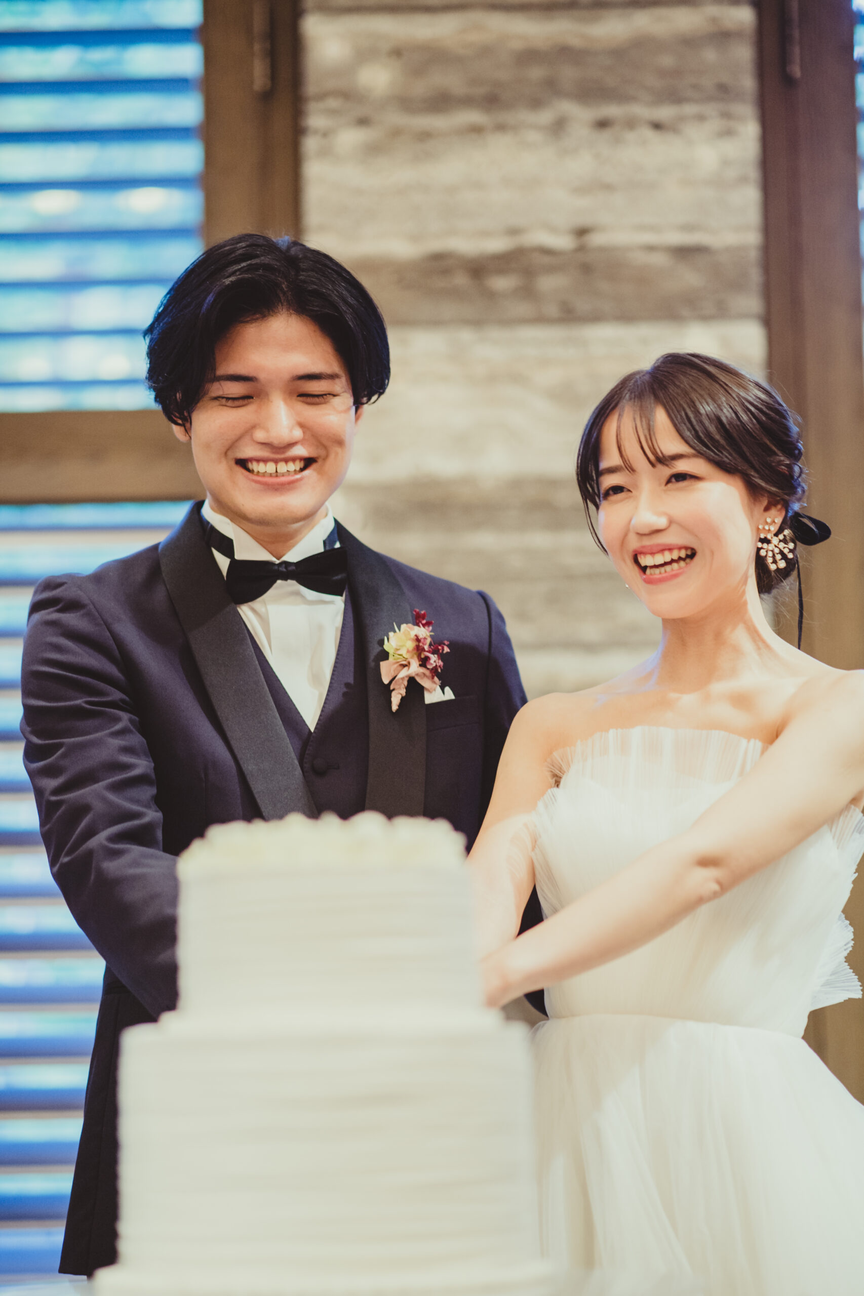 ザトリートドレッシングで人気のアムサーラのシンプルなチュールのウェディングドレスにブラックリボンを合わせたモダンなコーディネート