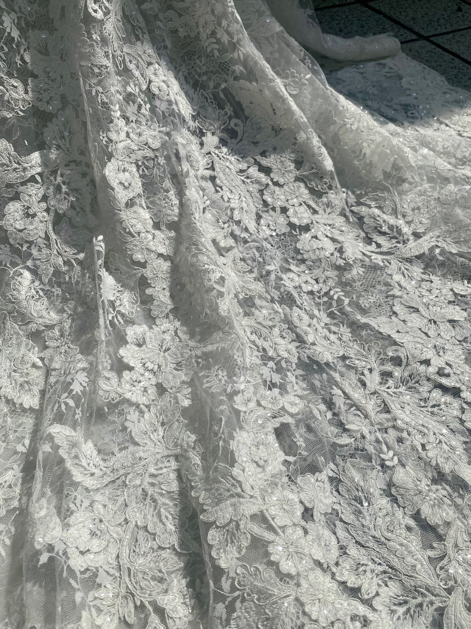 トリートドレッシング刺繍が美しい総レースのマーメイドラインウェディングドレス