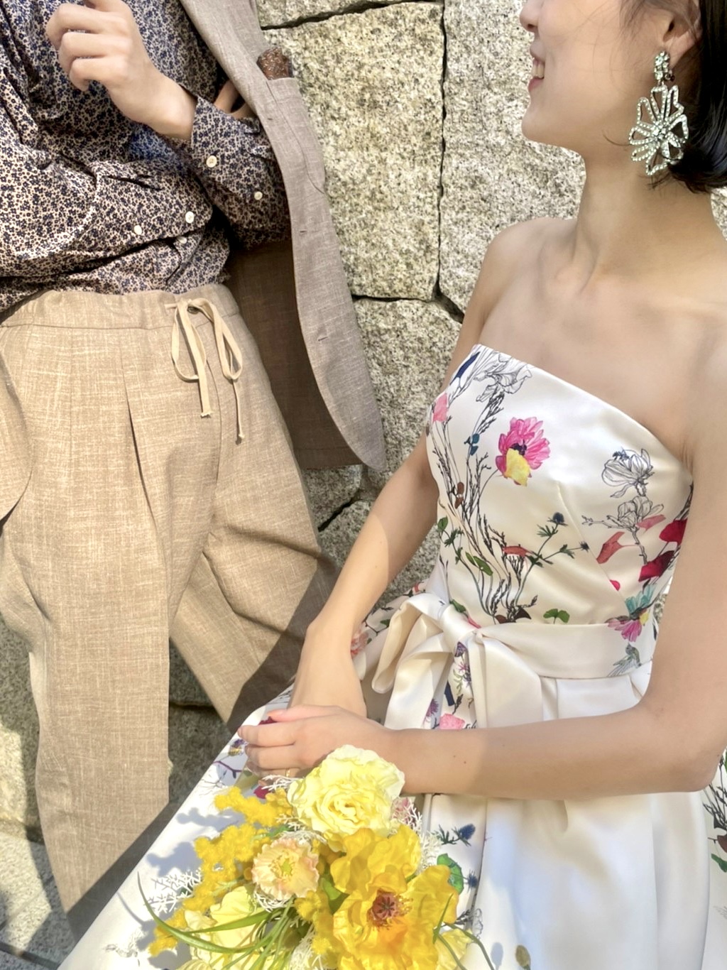 トリートがおすすめするカジュアルなタキシードと花柄プリントがかわいいモダンなカラードレスが並ぶおしゃれななコーディネート