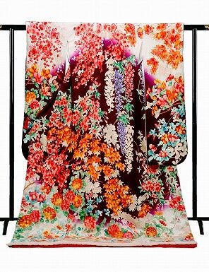 THE TREAT DRESSINGがおすすめする白地に紫の差し色の入った本振袖。