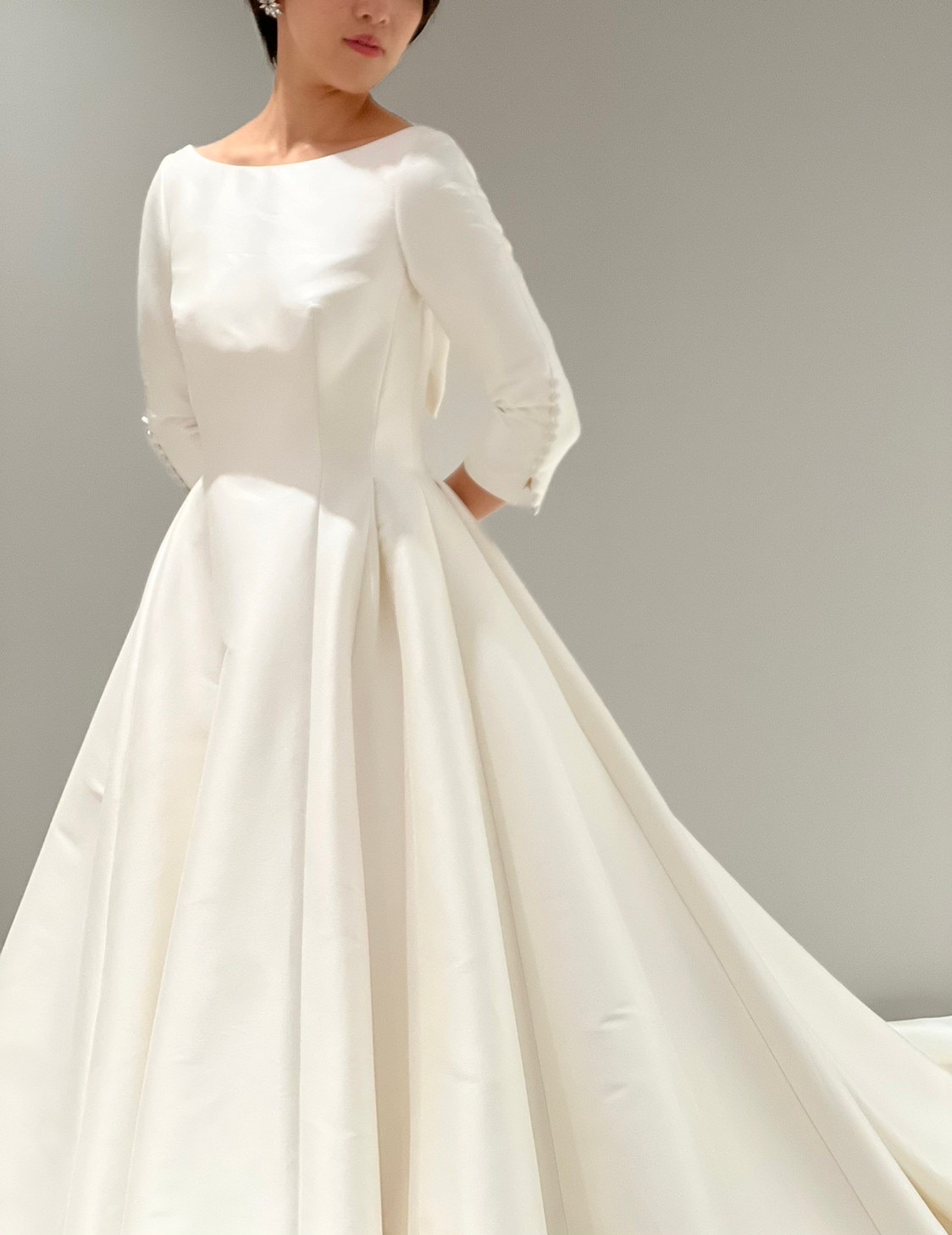 シンプルなロングスリーブでクラシカルなウェディングドレス