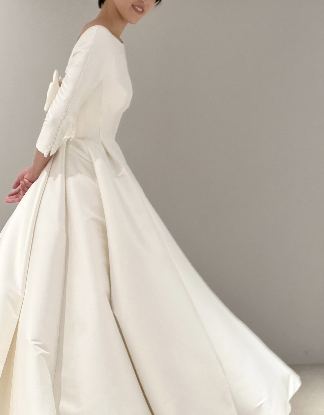 Aラインで背中のリボンが取り外しできる2wayのウエディングドレス