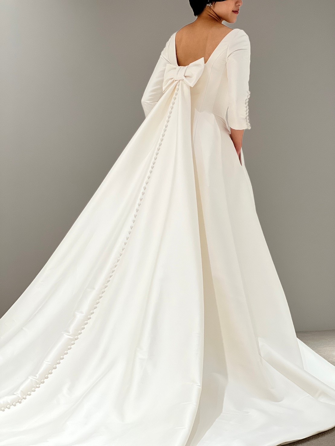 大阪の結婚式場におすすめのヴィクターアンドロルフのシンプルでハリのあるウェディングドレス