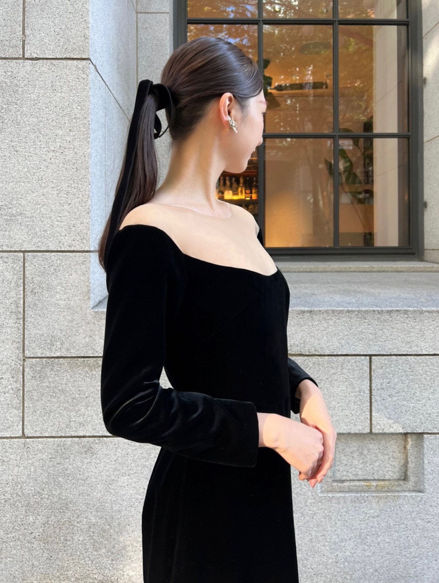 アットホームウェディングにもおすすめ トリートドレッシングの新作カラードレスはスレンダーラインのブラックカラー