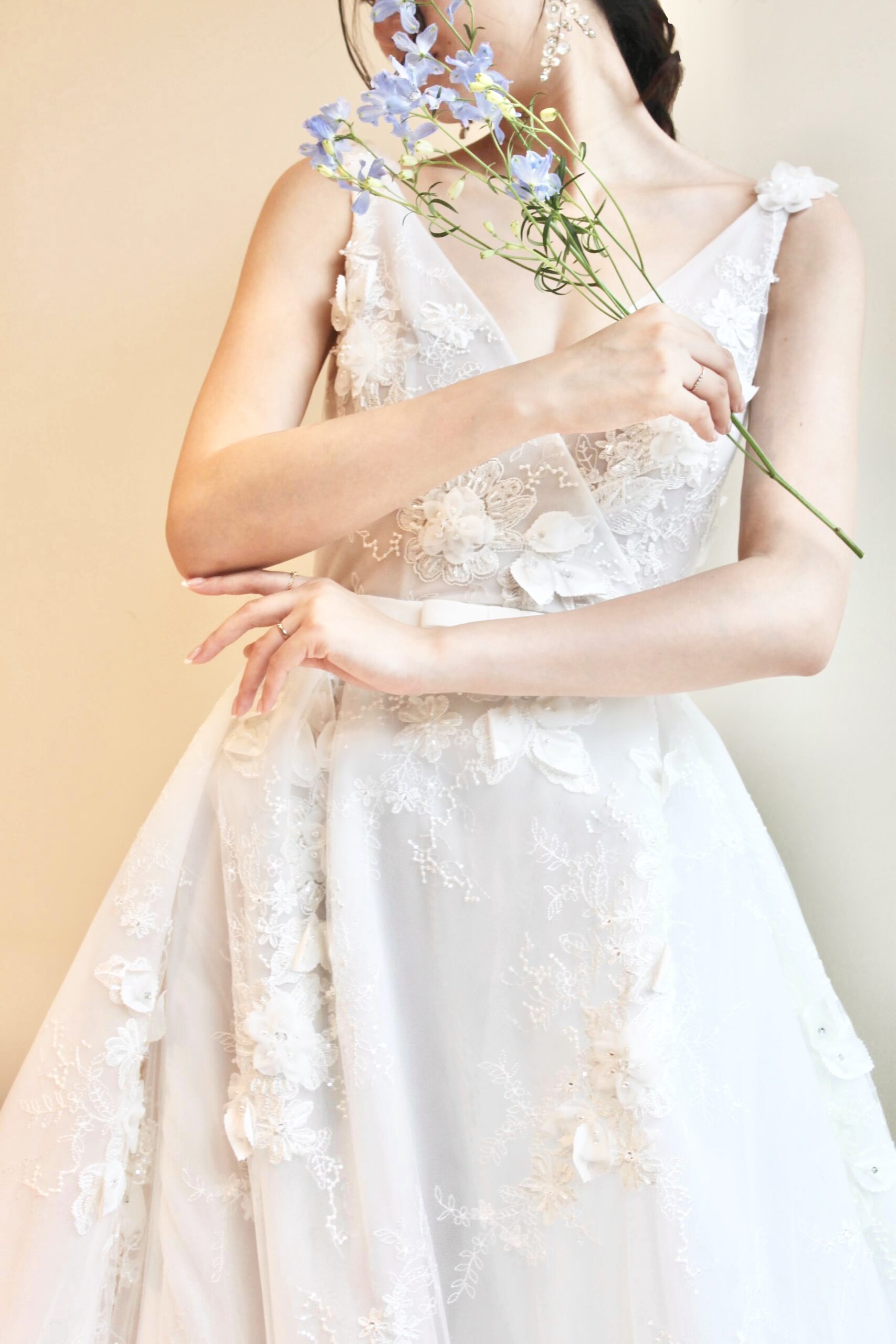 ナイームカーンのウェディングドレスはVネックで上半身がスッキリみえるウェディングドレス