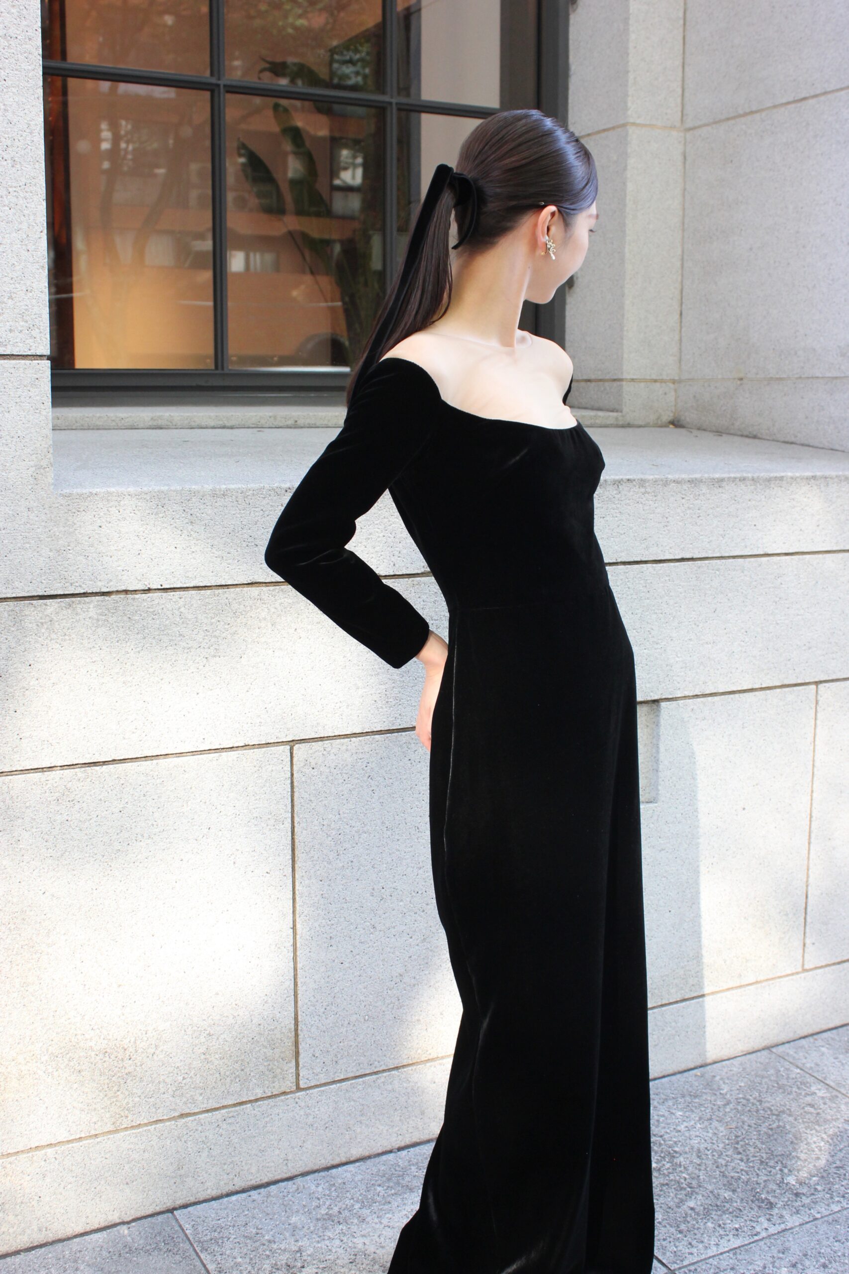 細身ラインのカラードレスにおすすめなスタイリング お色直しのコーディネートにはポニーテールにリボンを結んでナチュラルなスタイルに