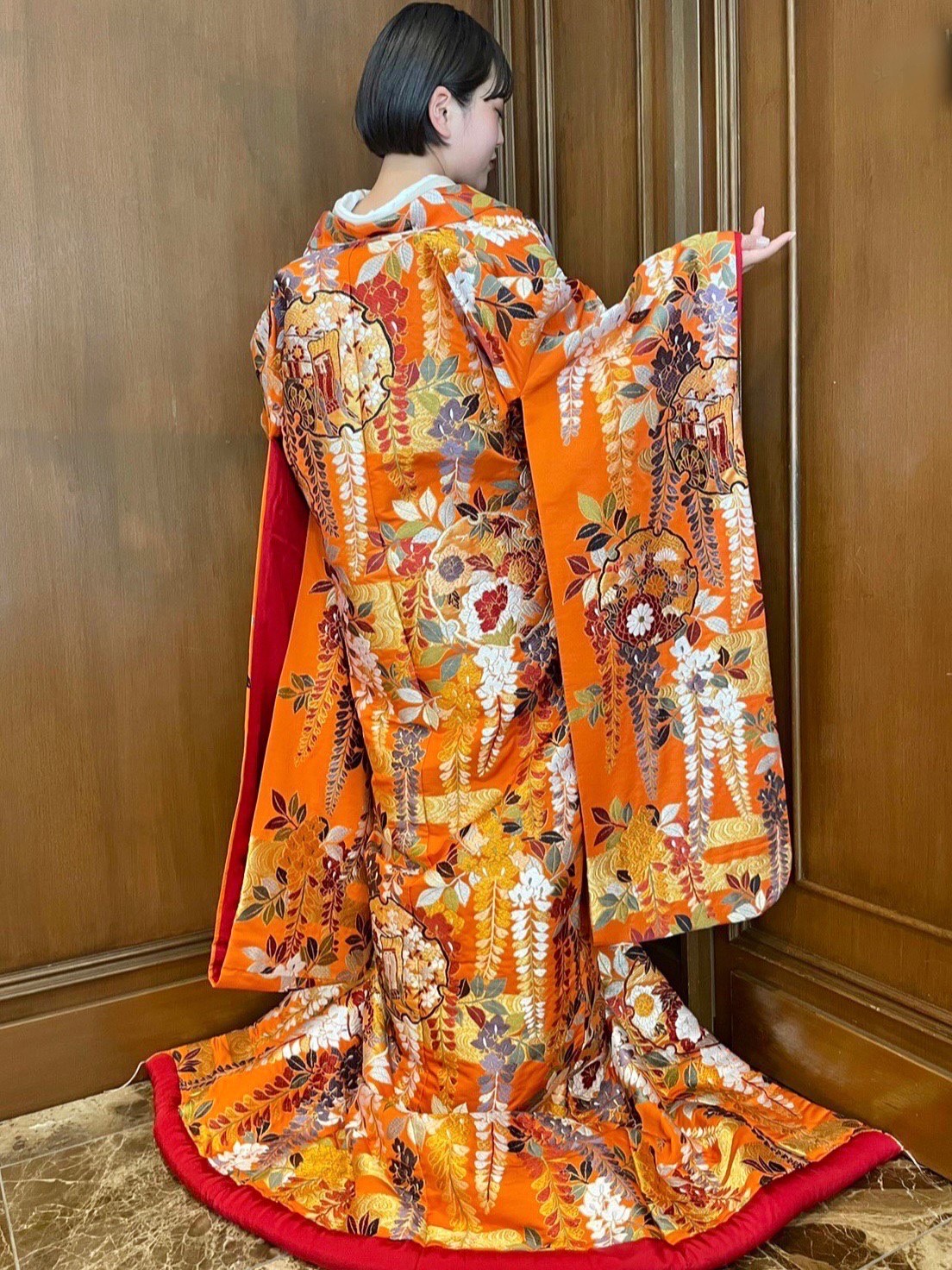 神戸エリアでの前撮りや式におすすめの橙色の色打掛と季節に合わせたお小物のコーディネートのご紹介