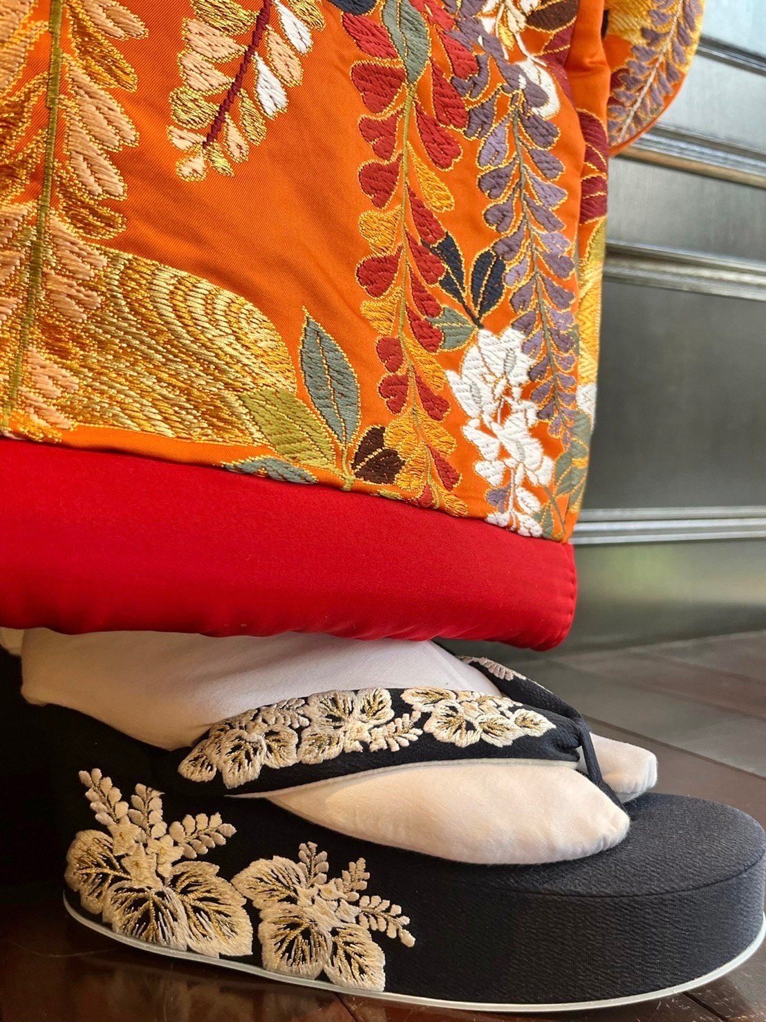 秋冬の前撮りや式におすすめの橙色が粋な色打掛と濃紺の小物がシックなコーディネートのご紹介