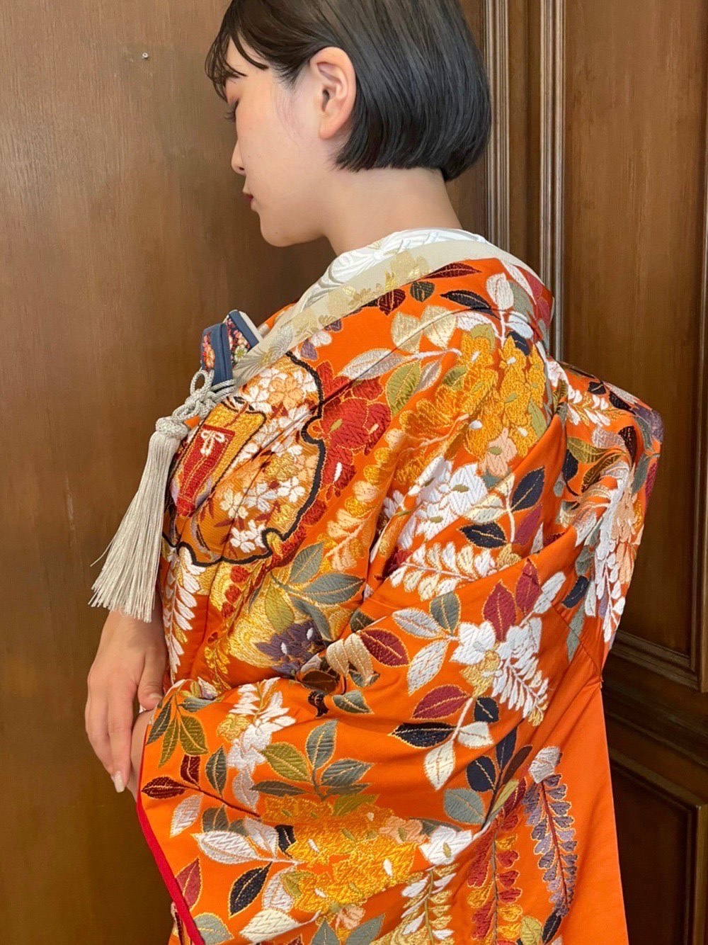 神戸エリアの結婚式場におすすめの雪輪文様(ゆきわもんよう)の柄行と 発色の良い橙色が粋な色打掛