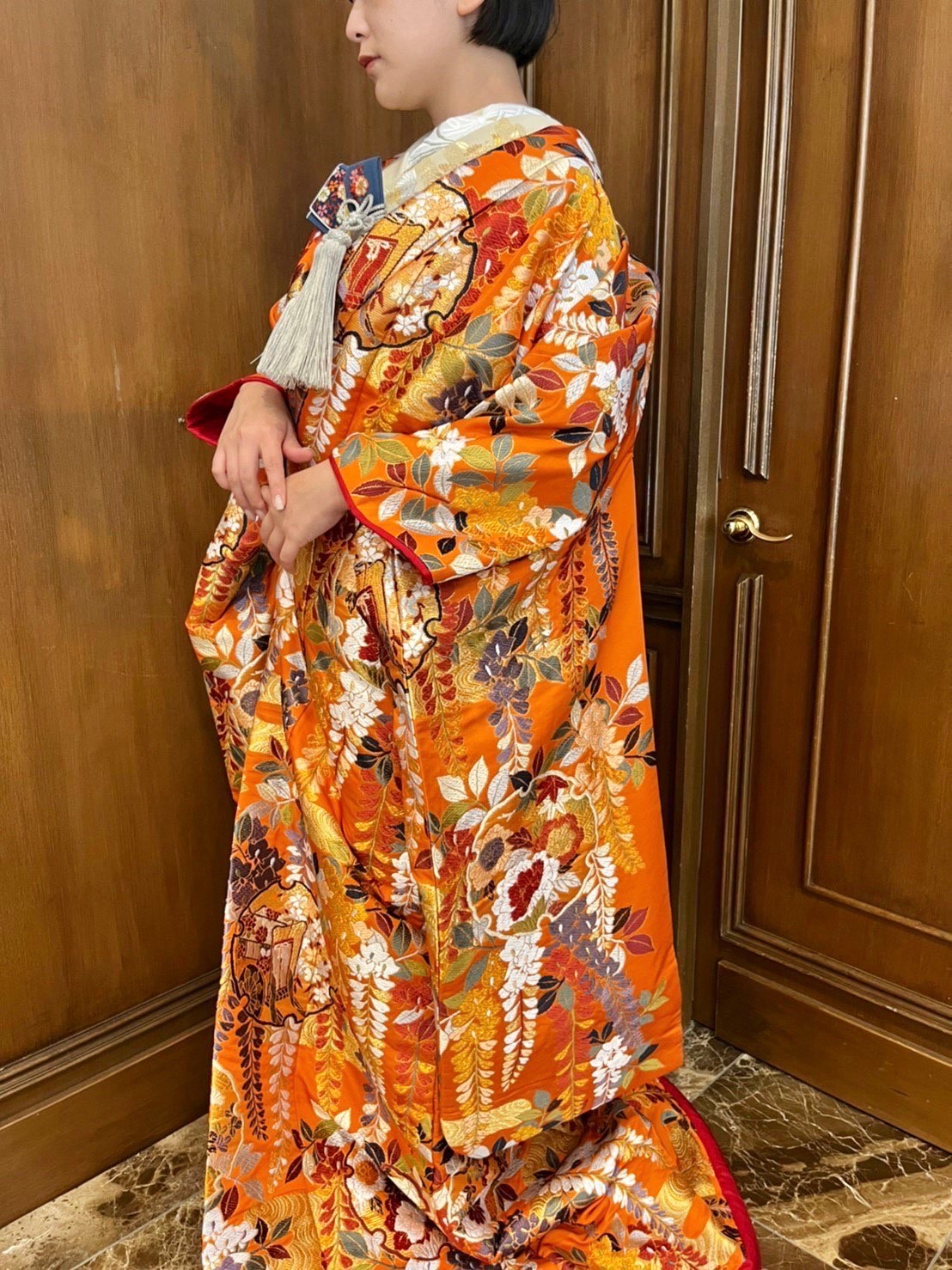 神戸エリアの結婚式場におすすめの雪輪文様(ゆきわもんよう)の柄行と 発色の良い橙色が粋な色打掛