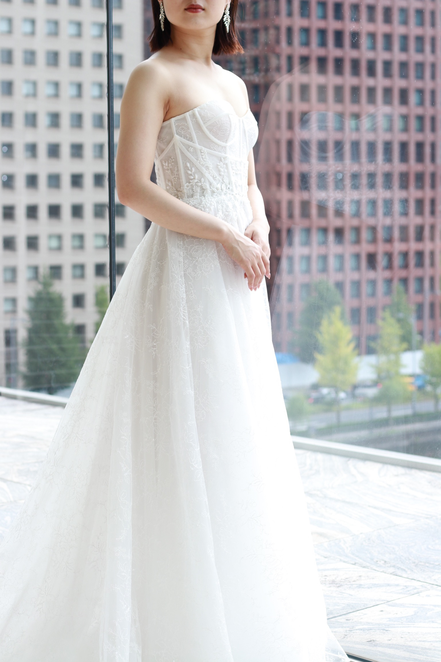 柔らかな自然光が差し込み、同時に都会の街並みを望むことのできるパレスホテル東京でお式を控える花嫁におすすめのウェディングドレス、リズ マルチネスは中東のブランドでトリートドレッシングが新しくお取り扱いをスタートしたブランドです