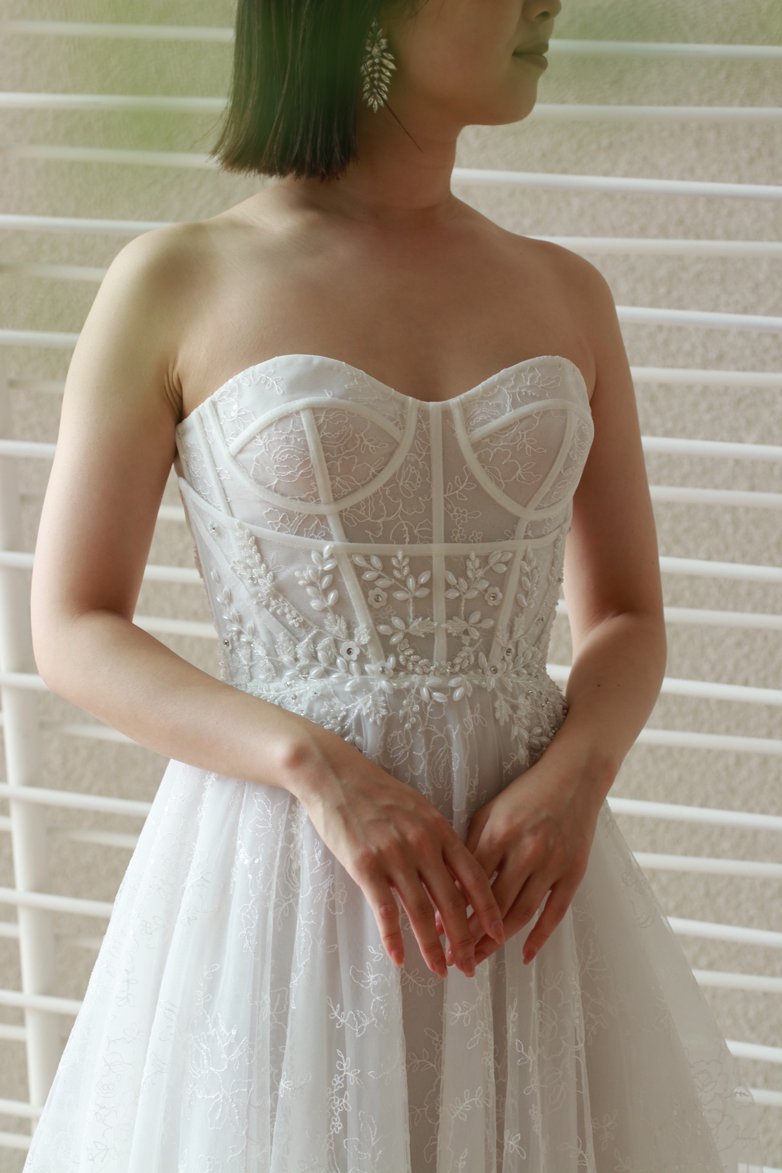 トリートドレッシングで新たにお取り扱いをスタートしたリズマルチネスのウェディングドレスは、胸元に施された立体的な装飾が特長の中東ブランドです。