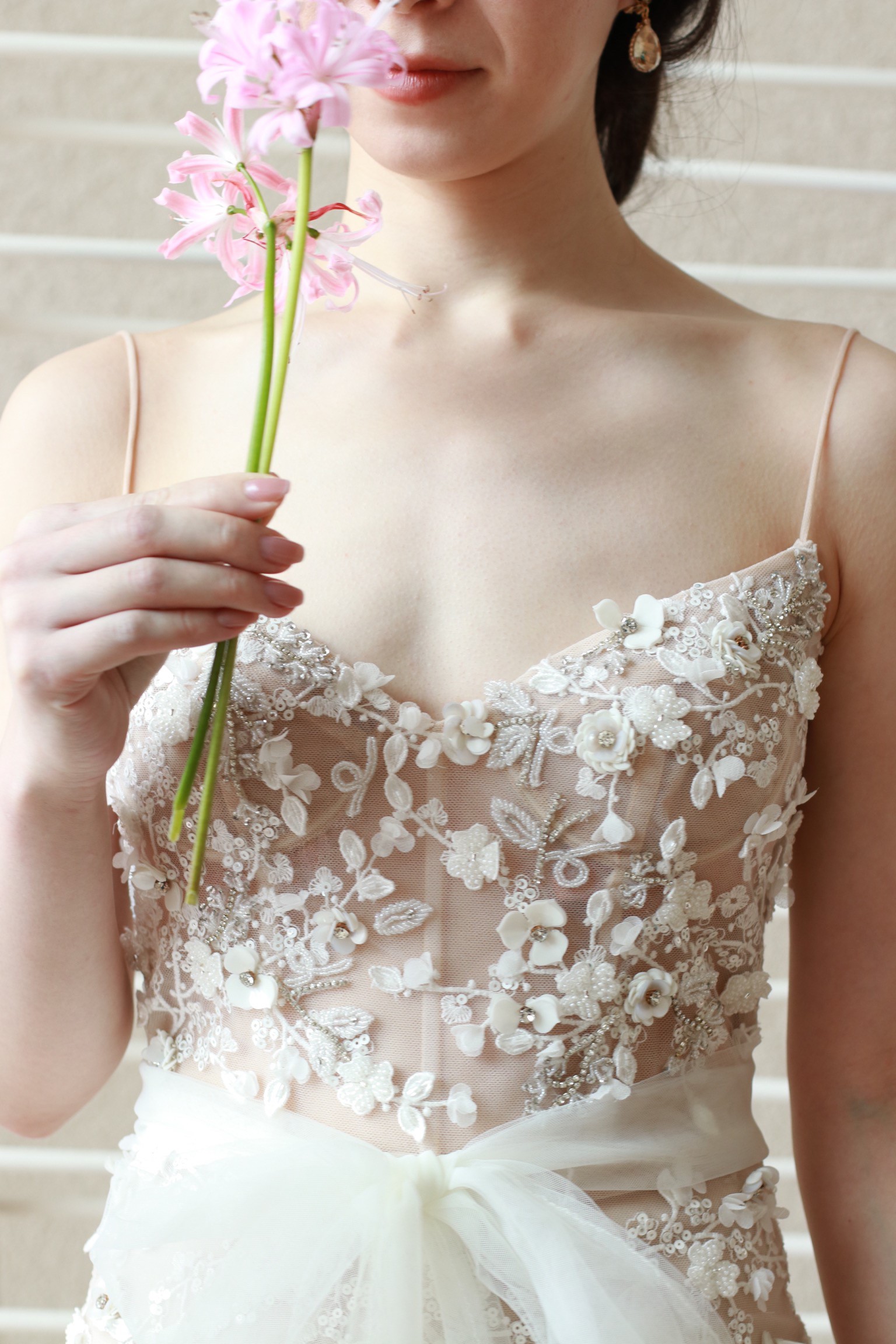 ザトリートドレッシングにて新たにお取り扱いのスタートしたリズマルチネスのウェディングドレスは、中東ブランドならではの装飾感と刺繍が美しいドレスが特長です。ゲストの皆様も一目見た瞬間から引き込まれるほどの美しさです。