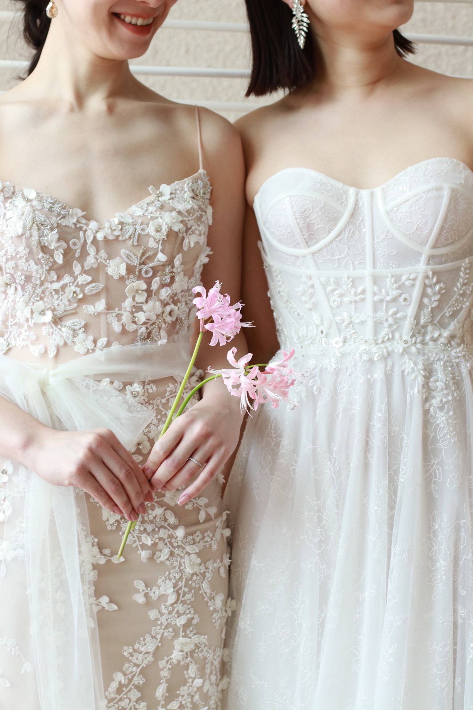 パレスホテル東京でお式を控える花嫁に、ザトリートドレッシングアディション店からご紹介するのはリズマルチネスのウェディングドレスです。たっぷりとあしらわれた装飾は中東出身のブランドならではの存在感と華やぎをもたらします。