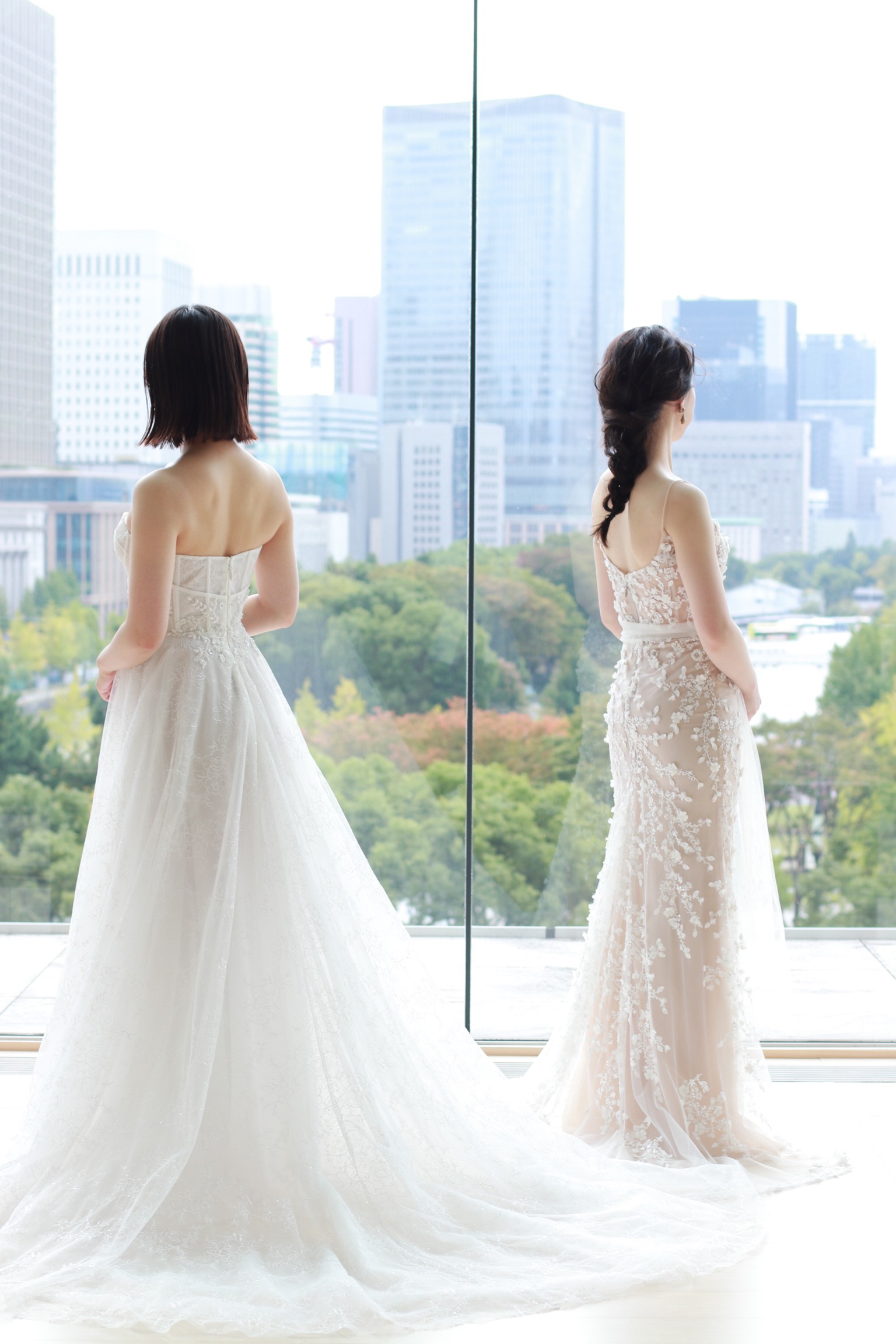 ザトリートドレッシングアディション店の提携会場、パレスホテル東京のチャペルは東京の街並みと、皇居の緑を見渡すことが出来るパノラマビューの会場です。その会場で中東ならではのビーディングのあしらわれてリズマルチネスのウェディングドレスを纏ってはいかがでしょうか。