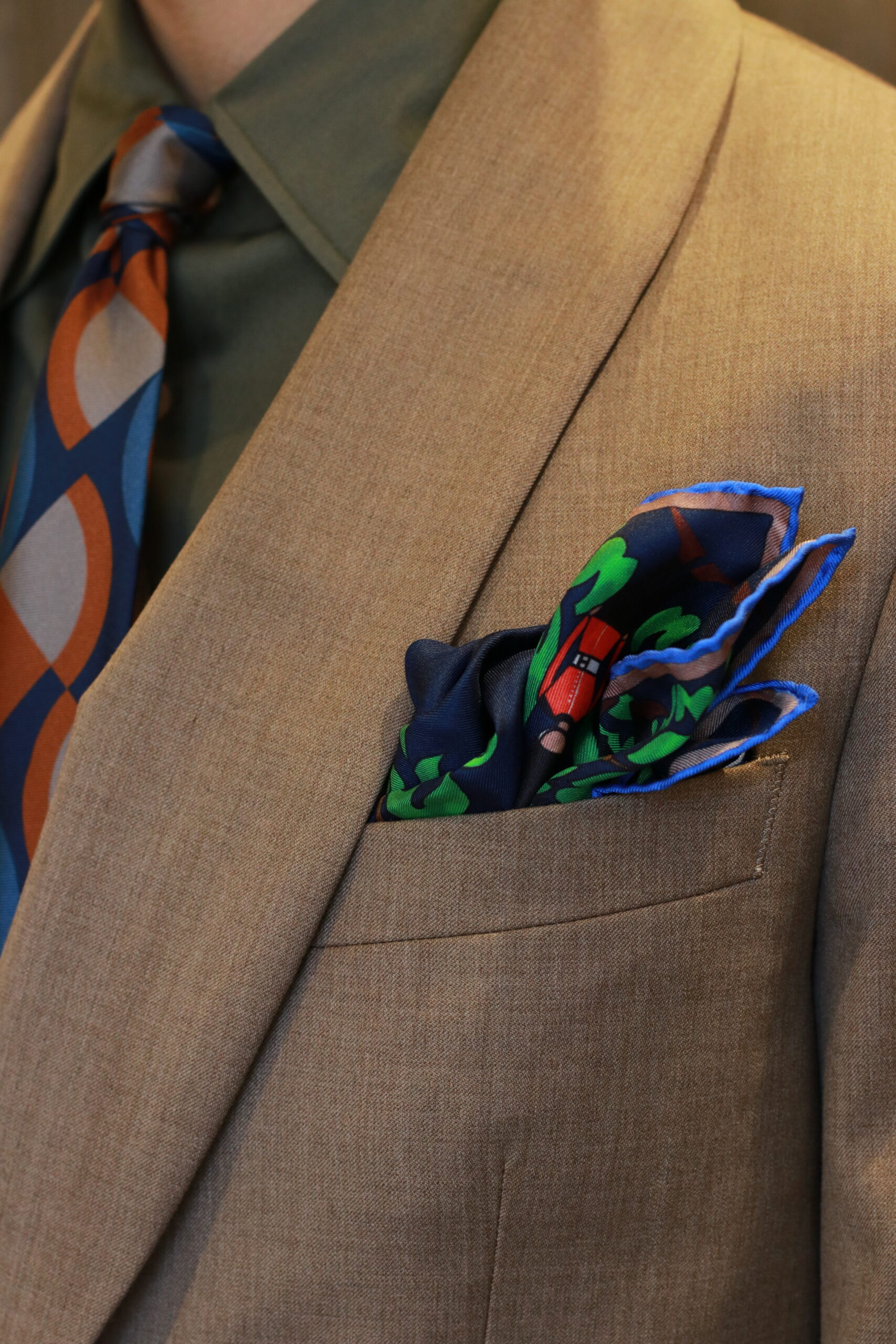 新作チーフブランドのディエッフェキンロックから届いた兵隊とバッキンガム宮殿、そして自然の草木が描かれたキンロックらしい遊び心のある1枚