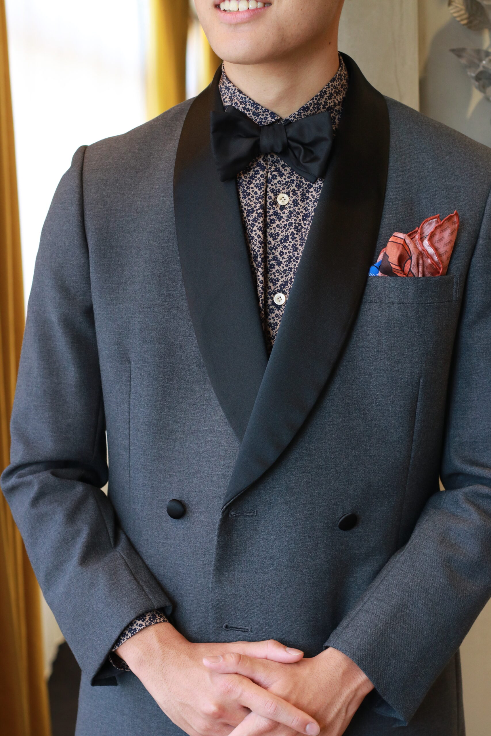 TREATでお取り扱いしているディエッフェキンロックの華やかなブラウンが目を引く新作チーフが主役なコーディネート、チーフを広げるとつがいの鳥が描かれているキンロックらしいキャッチーなデザインが魅力です