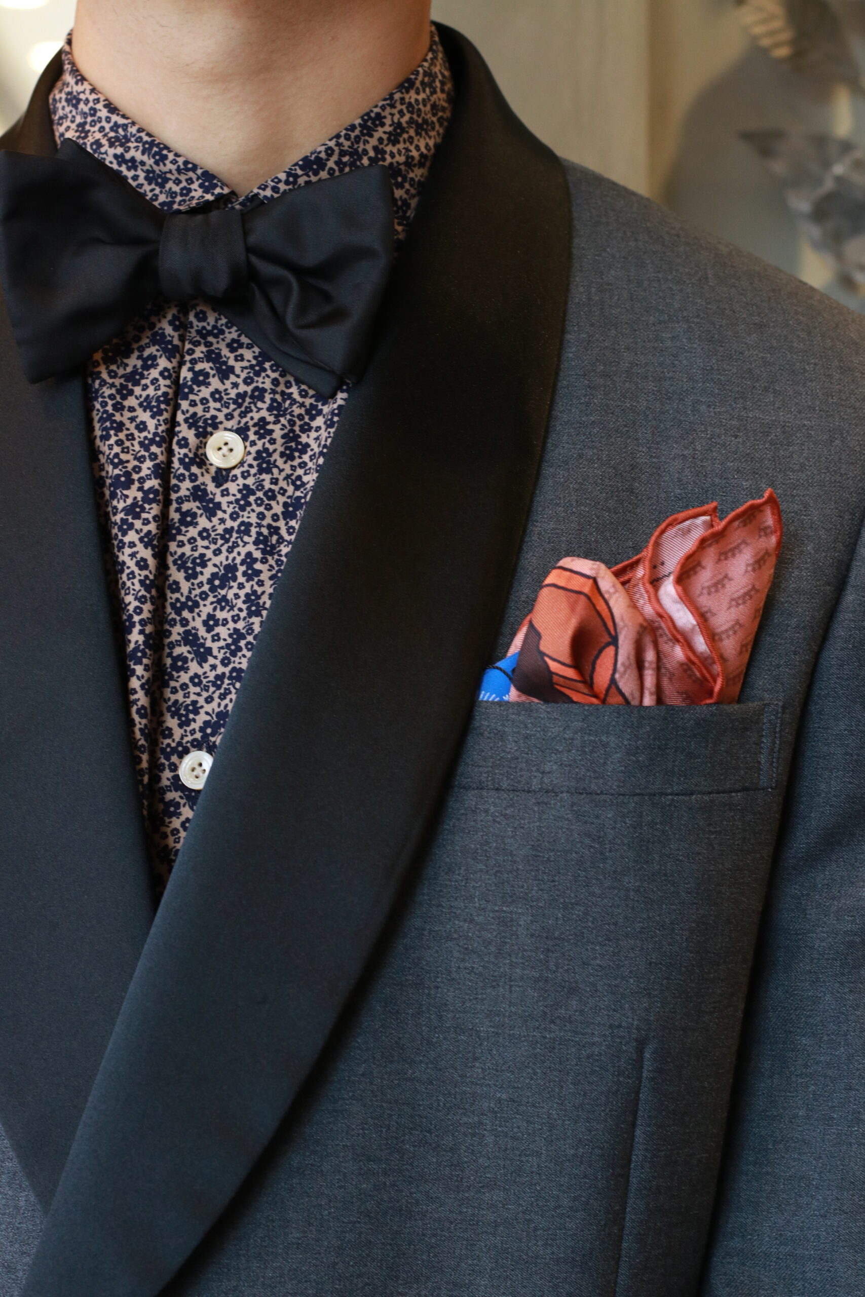 THETREATDRESSINGでお取り扱いのあるディエッフェキンロックの明るいブラウンが上品なチーフ、小花柄のドレスシャツとダークグレーのタキシードがドレッシーな印象です