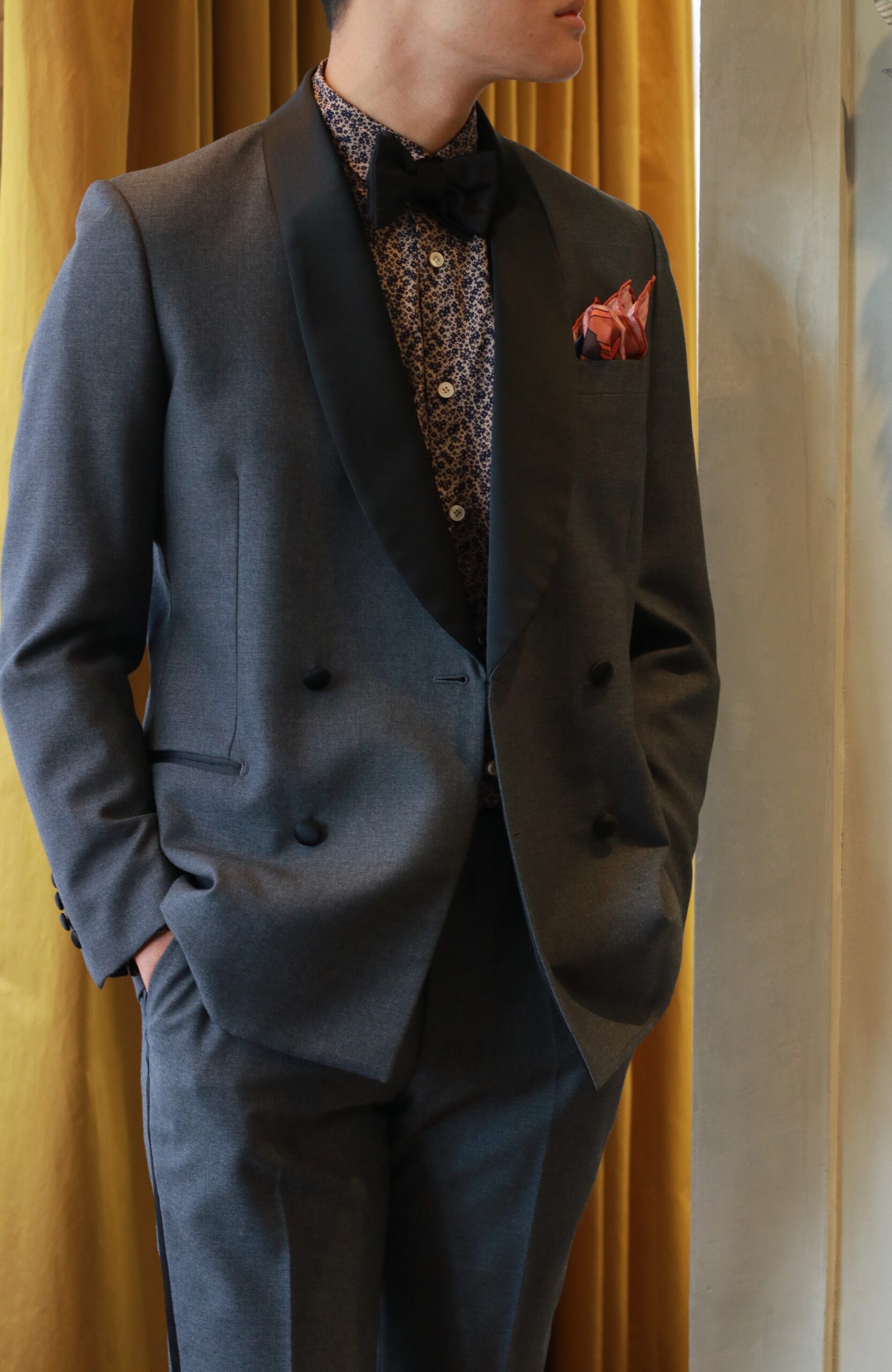 トリートドレッシングでお取り扱いしている新作チーフがアクセントの新郎様のお色直しコーディネート、ダークグレーダブルジャケットがおしゃれなタキシードに小花柄のシャツを合わせ、明るいブラウンの新作チーフがバランスを整える粋なコーディネートです