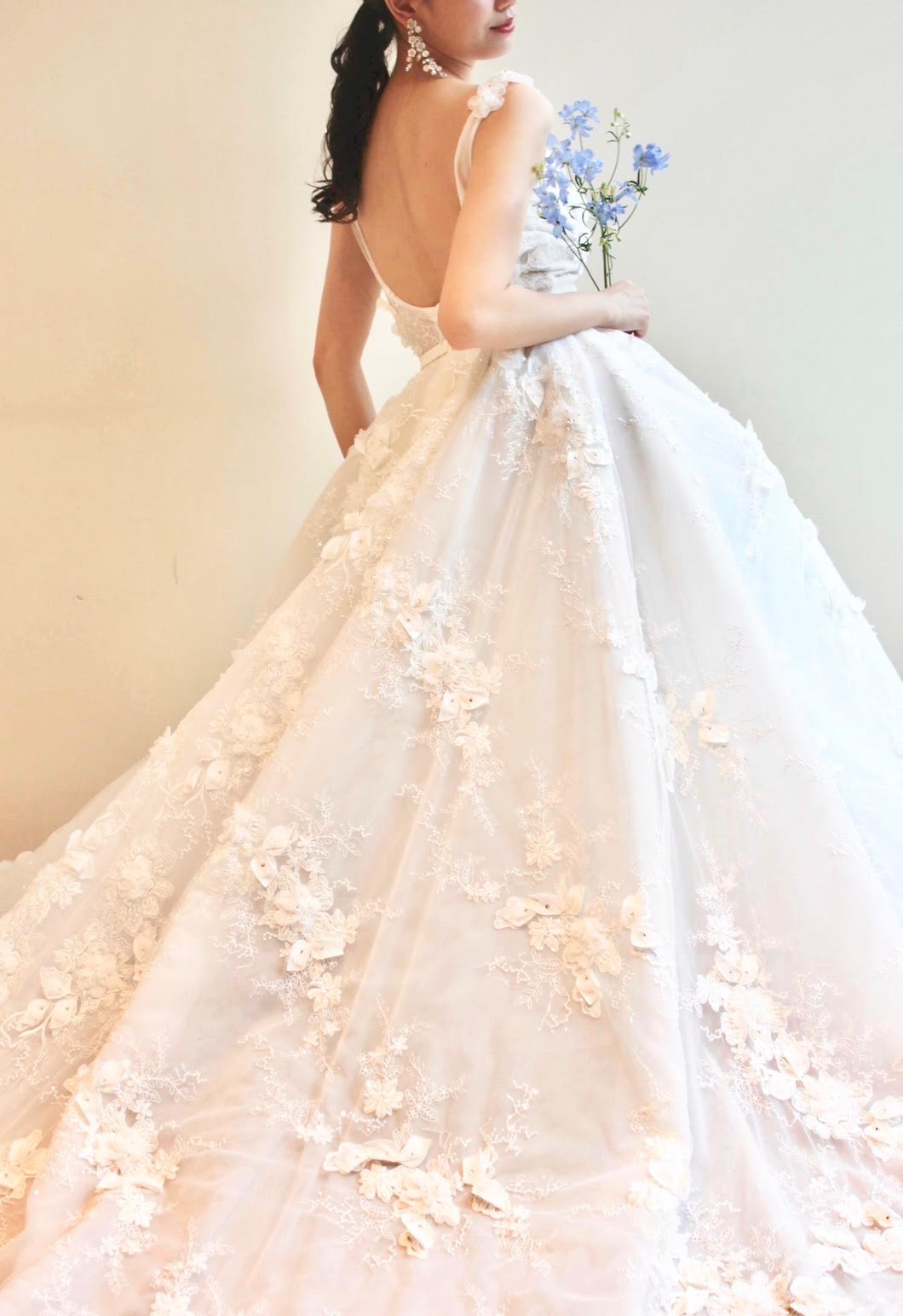 ナイームカーンのウェディングドレスはバックスタイルがゴージャスで綺麗なウェディングドレス