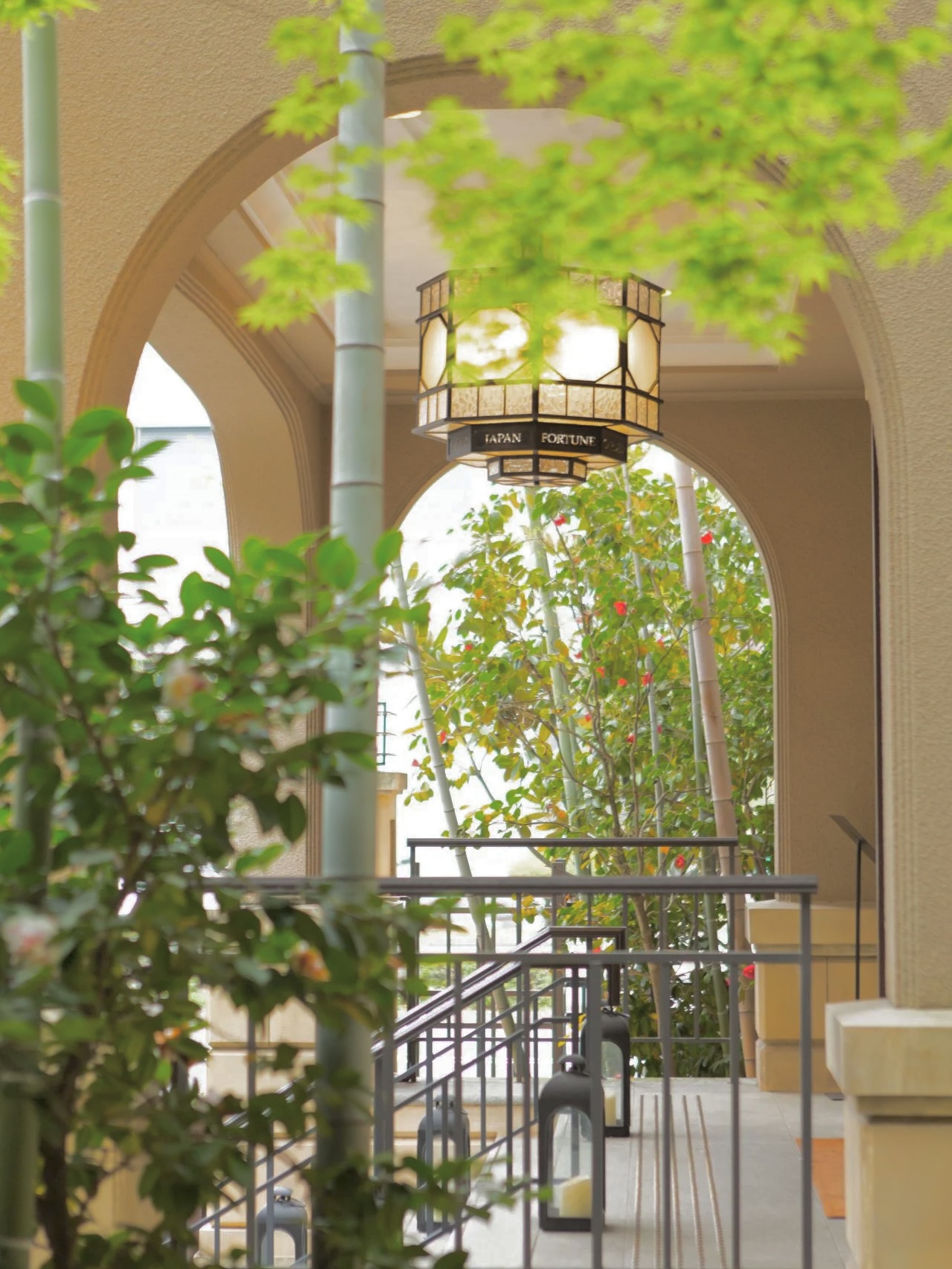 フォーチュンガーデン京都はレトロな洋館でありながらも中庭には他では珍しい京都らしさを感じる竹林と銀松葉の鯉が優雅に泳ぐ池がある京都に佇むフォーチュンガーデン京都