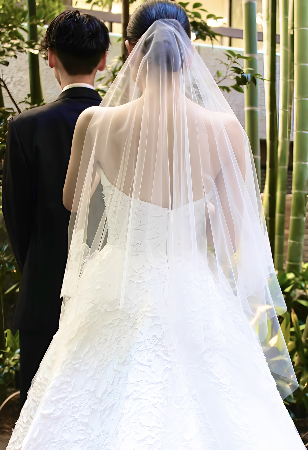 フォーマルで人気のタキシードと人と被らない見たことない上品で上質なトリートドレッシングで扱うreemacraのウェディングドレス