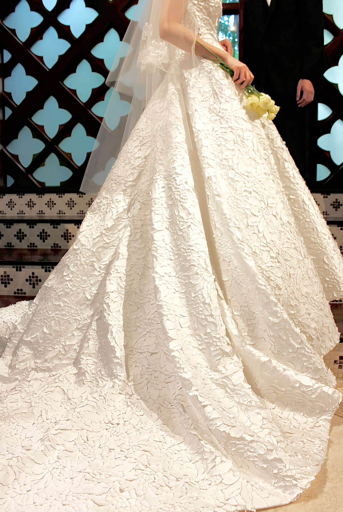 トリートドレッシング京都店で扱うフォーチュンガーデン京都のチャペルの中でも綺麗な存在感ある正統派なウェディングドレス