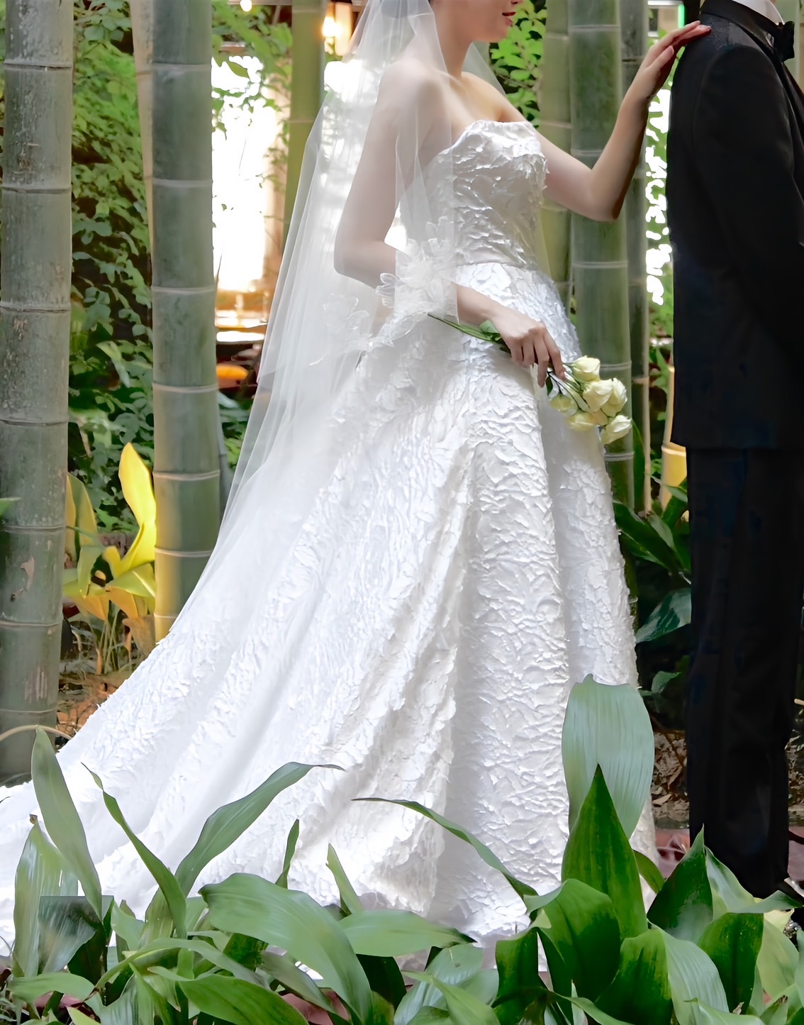 リームアクラのウェディングドレスを着用してフォーチュンガーデン京都の竹林で行うファーストミート