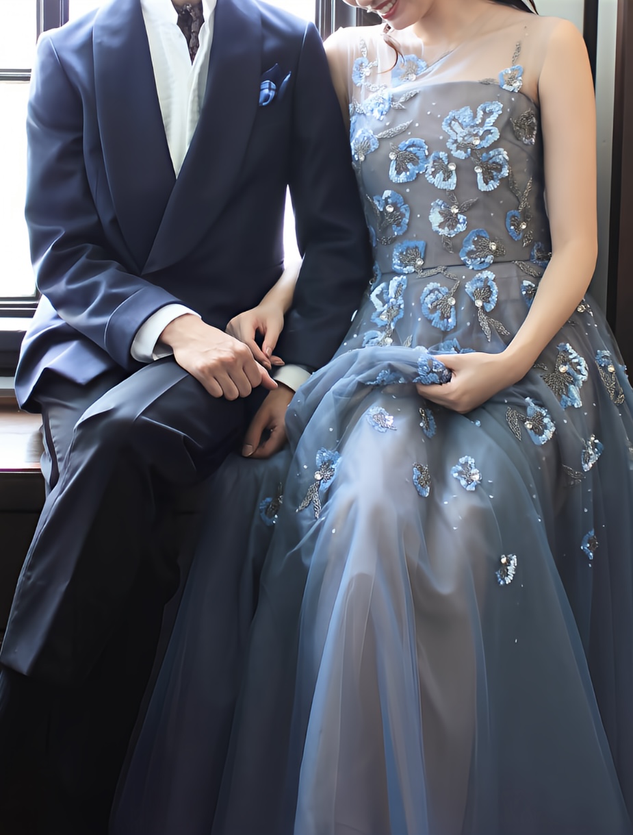 自然光が差し込む開放感溢れる式場でトリート京都店で人気のreemacraのカラードレスとタキシードにサムシングブルーという色味をリンクさせた仲良しな新郎新婦のお色直しスタイル