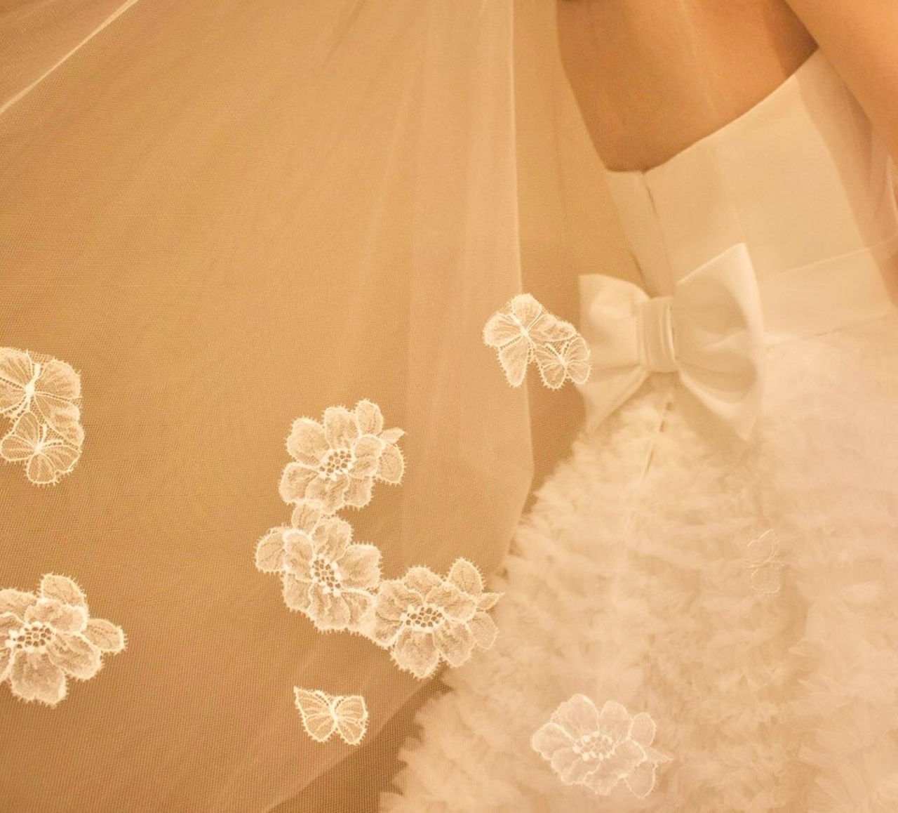 トリート ドレッシングから生まれたブランドであるトリート メゾンは、ドレス、アクセサリー、ベール、グローブなど、数多くのアイテムを展開しています