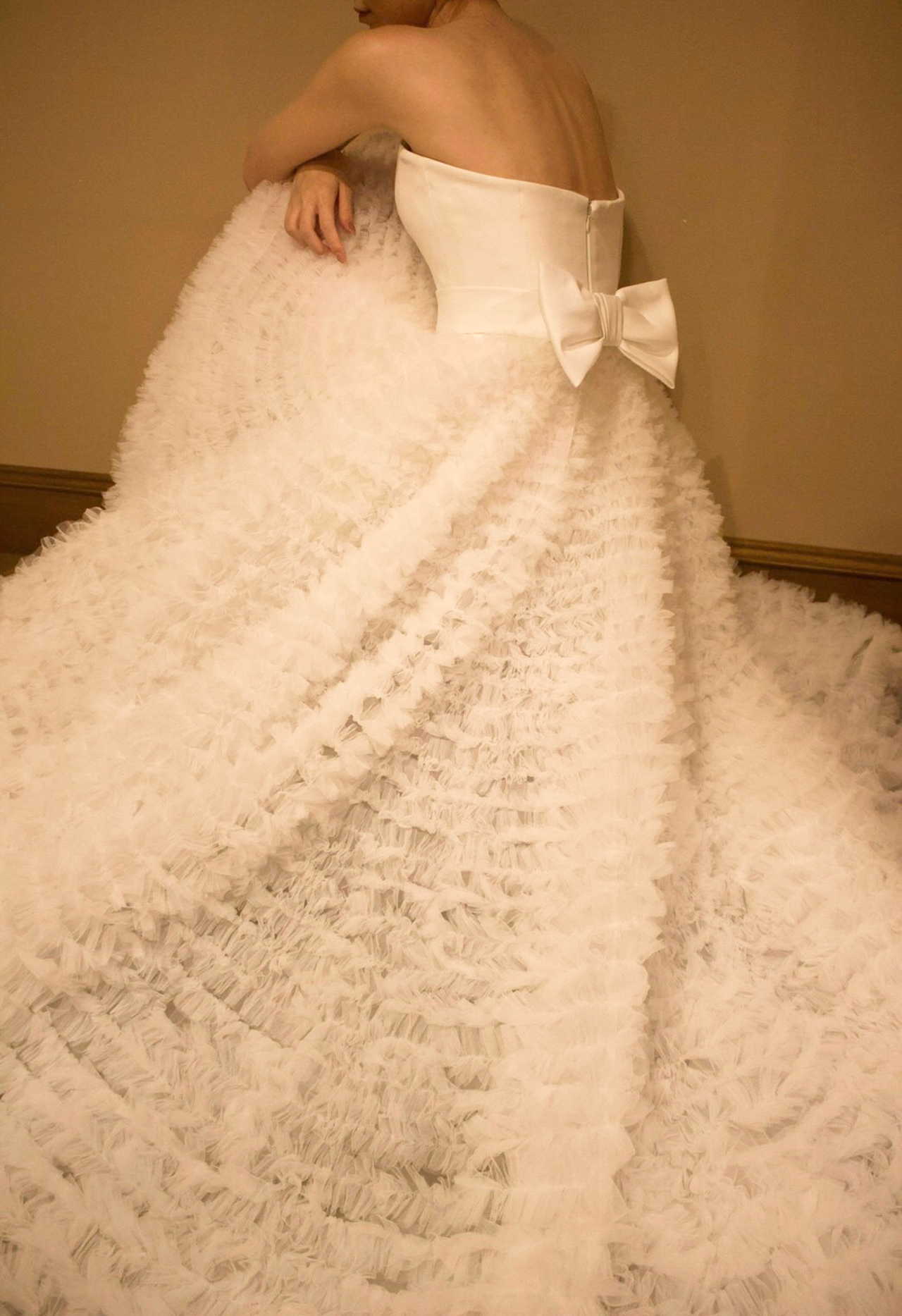 ヴィクター アンド ロルフ マリアージュのフリルチュールが可愛いプリンセスラインのレンタルウェディングドレス