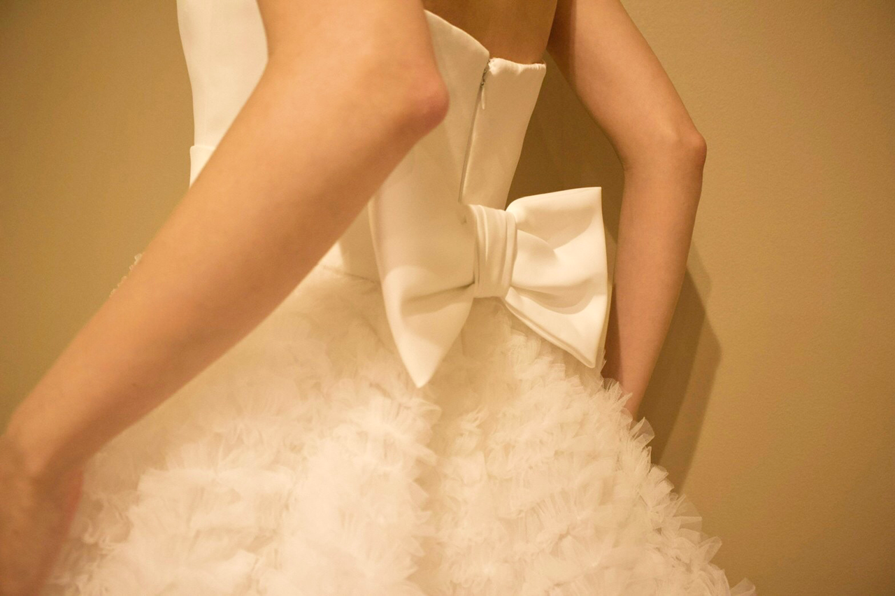 2way使用のウエストベルトとリボンモチーフは、挙式と披露宴とで2wayを楽しんでいただけるデザインです