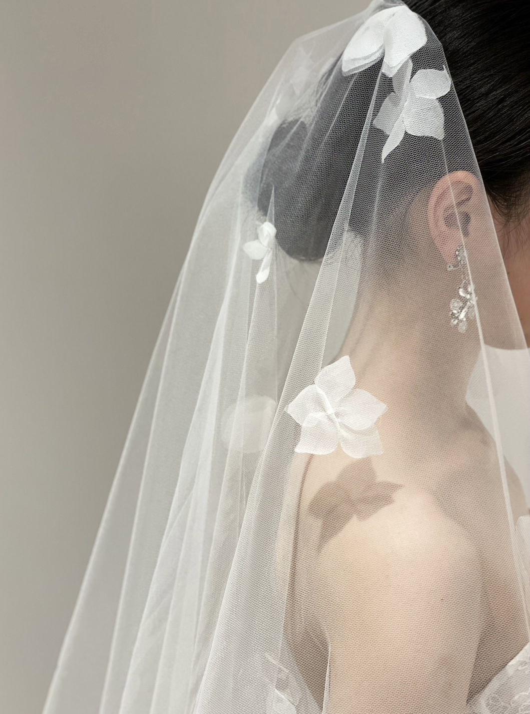 立体的なフラワーモチーフがあしらわれたベールを使用したセレモニースタイル