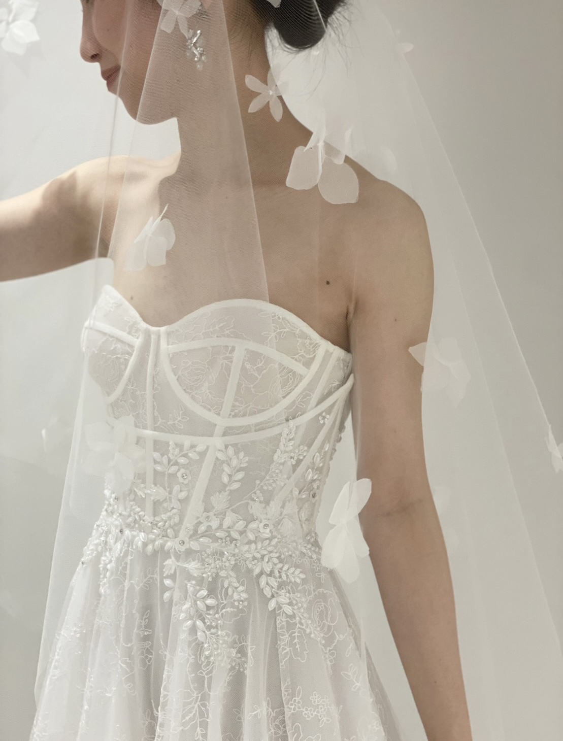 トリート メゾンから入荷した新作の3Dフラワーが印象的なショートベール