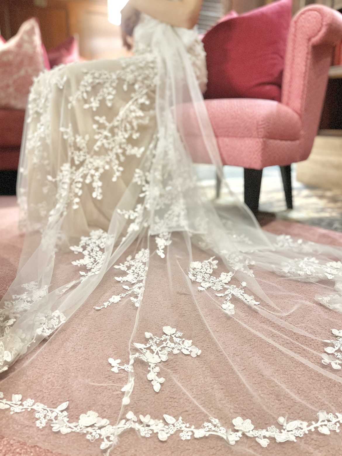 3Dフラワーや刺繍が施されたチュールの大人フェミニンなウェディングドレス