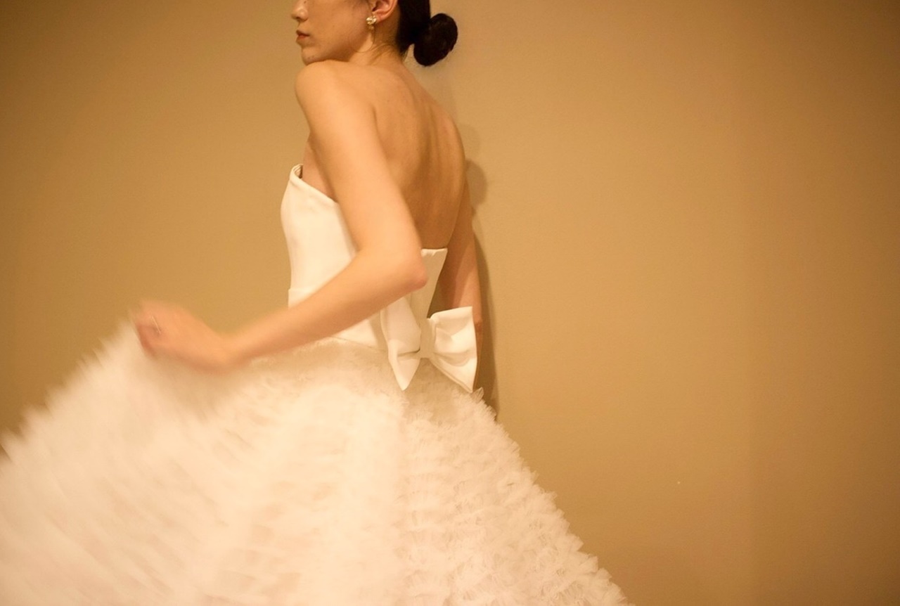 ふわふわとしたフリルチュールは、動いている姿までをも華やかな印象に見せてくれます