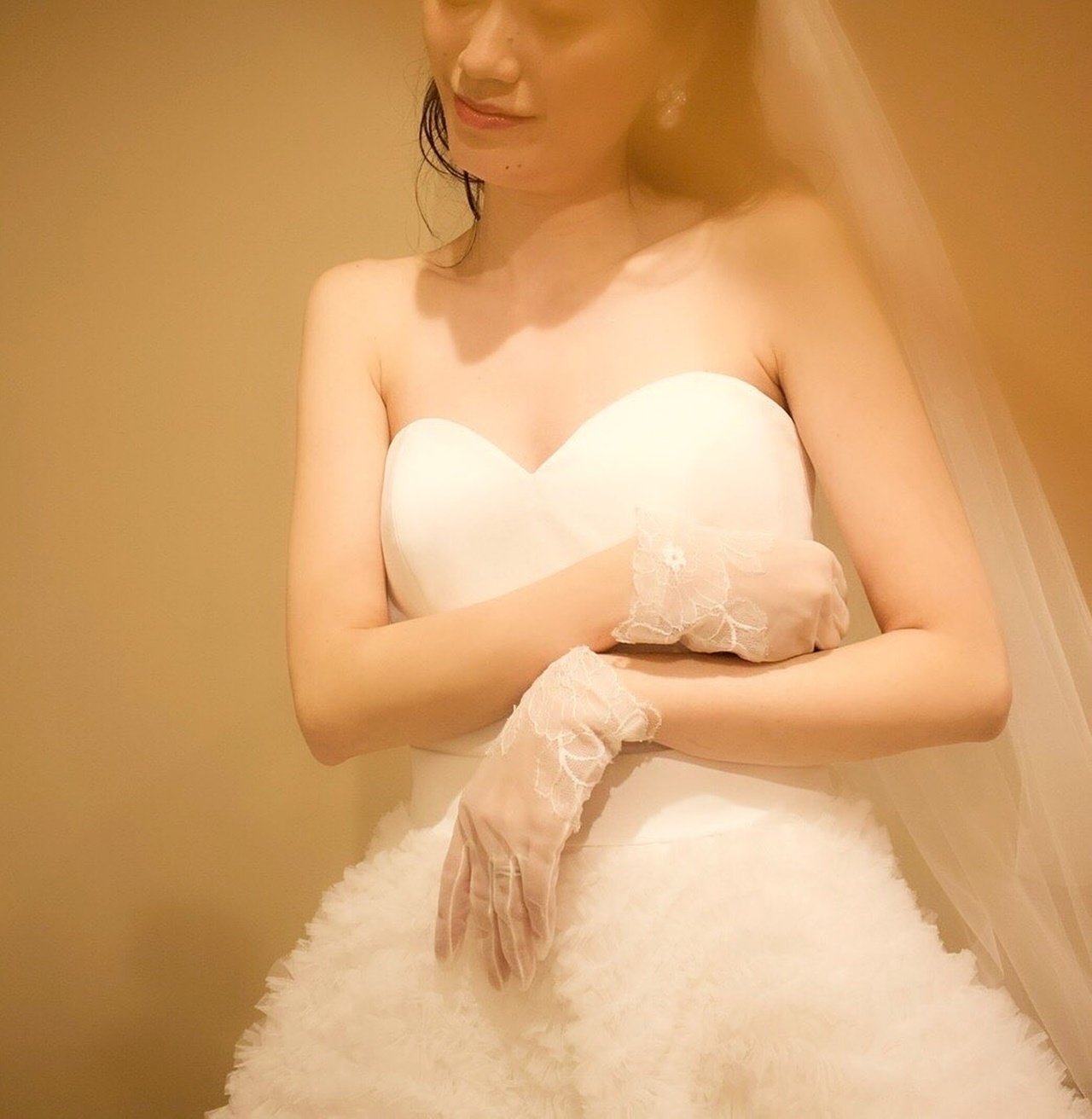 トリート ドレッシングでしかお召しいただけない、ヴィクター アンド ロルフ マリアージュのプリンセスラインのウェディングドレスを、可愛くフェミニンでロマンティックに着こなして