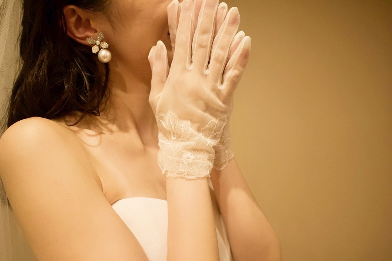 トリート メゾンのショート丈のオーガンジー素材のフラワーモチーフのグローブは、可愛く華やかでフェミニンなコーディネートにおすすめです