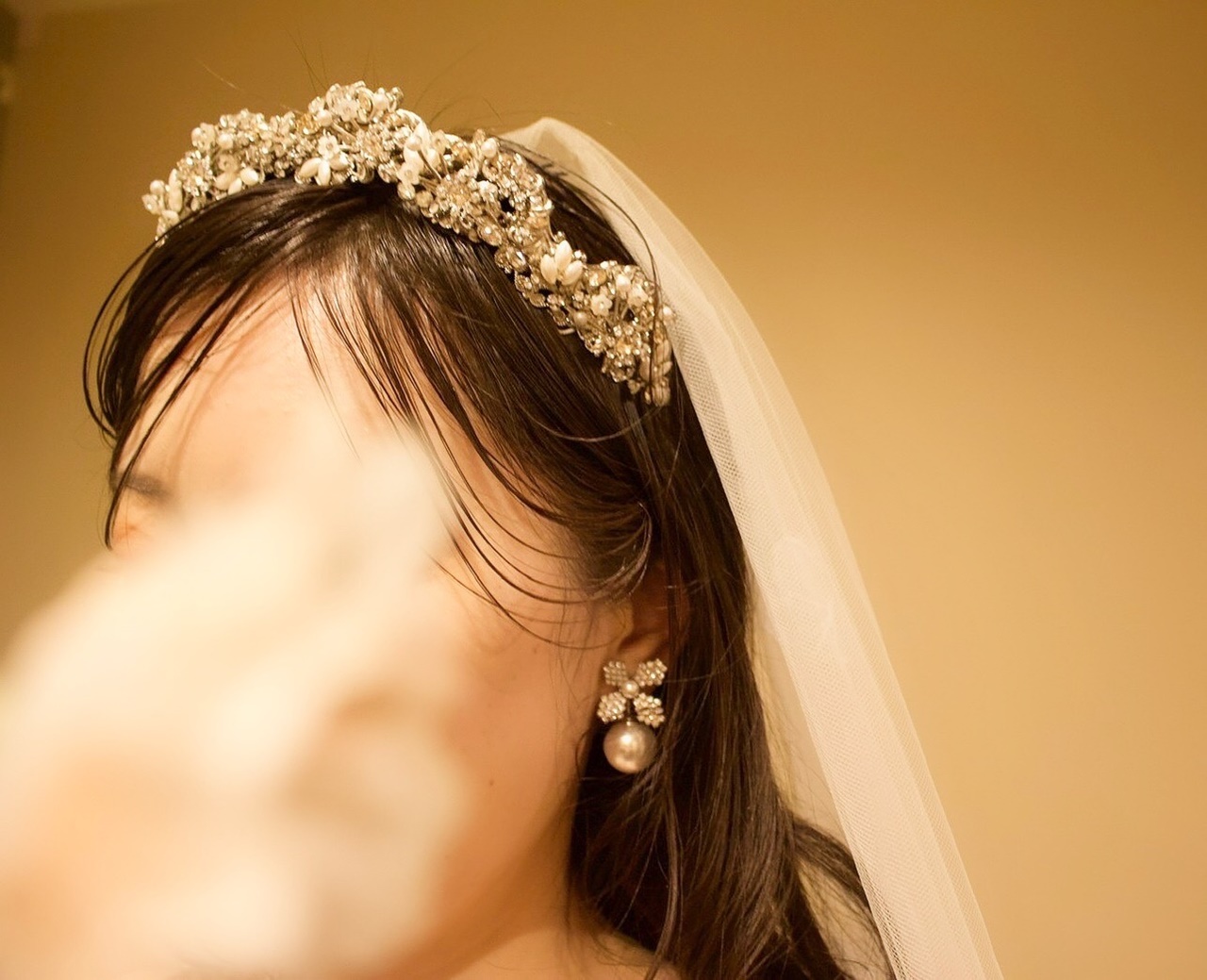 マリア エレナのティアラ、エリザベス バウアーのイヤリングは、シルバーとパールがキラキラと輝く、ゴージャスで華やかな結婚式にぴったりなアクセサリー