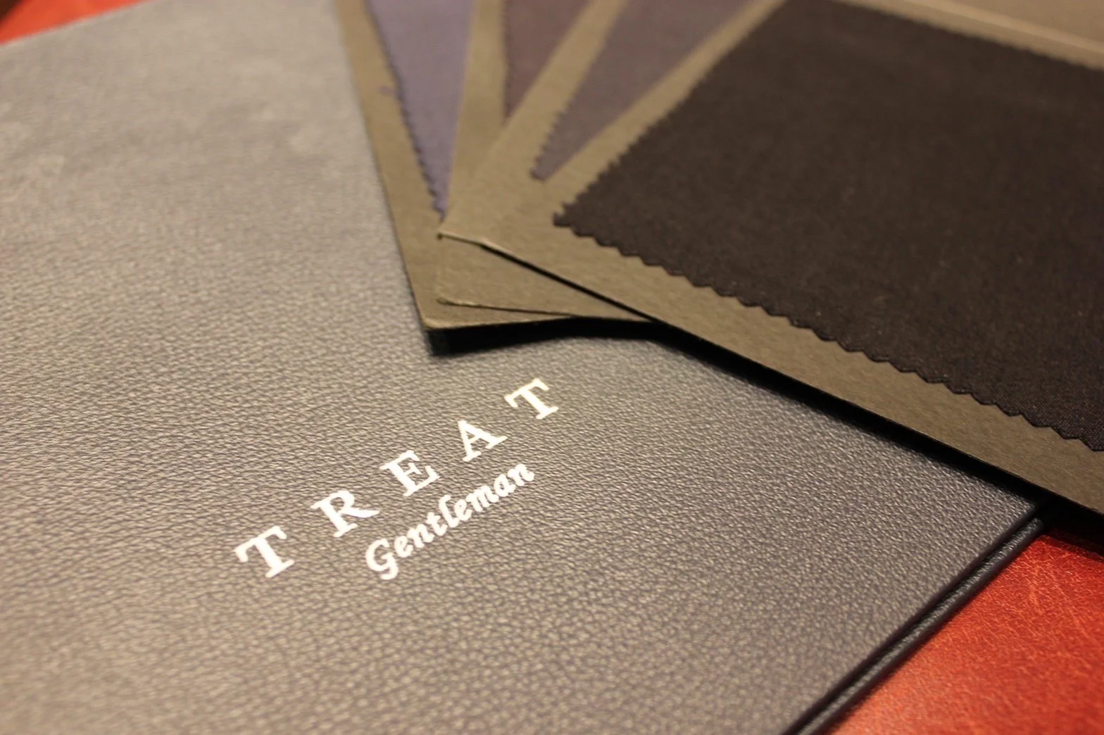 オーセンティックなオーダータキシードの生地バンチ