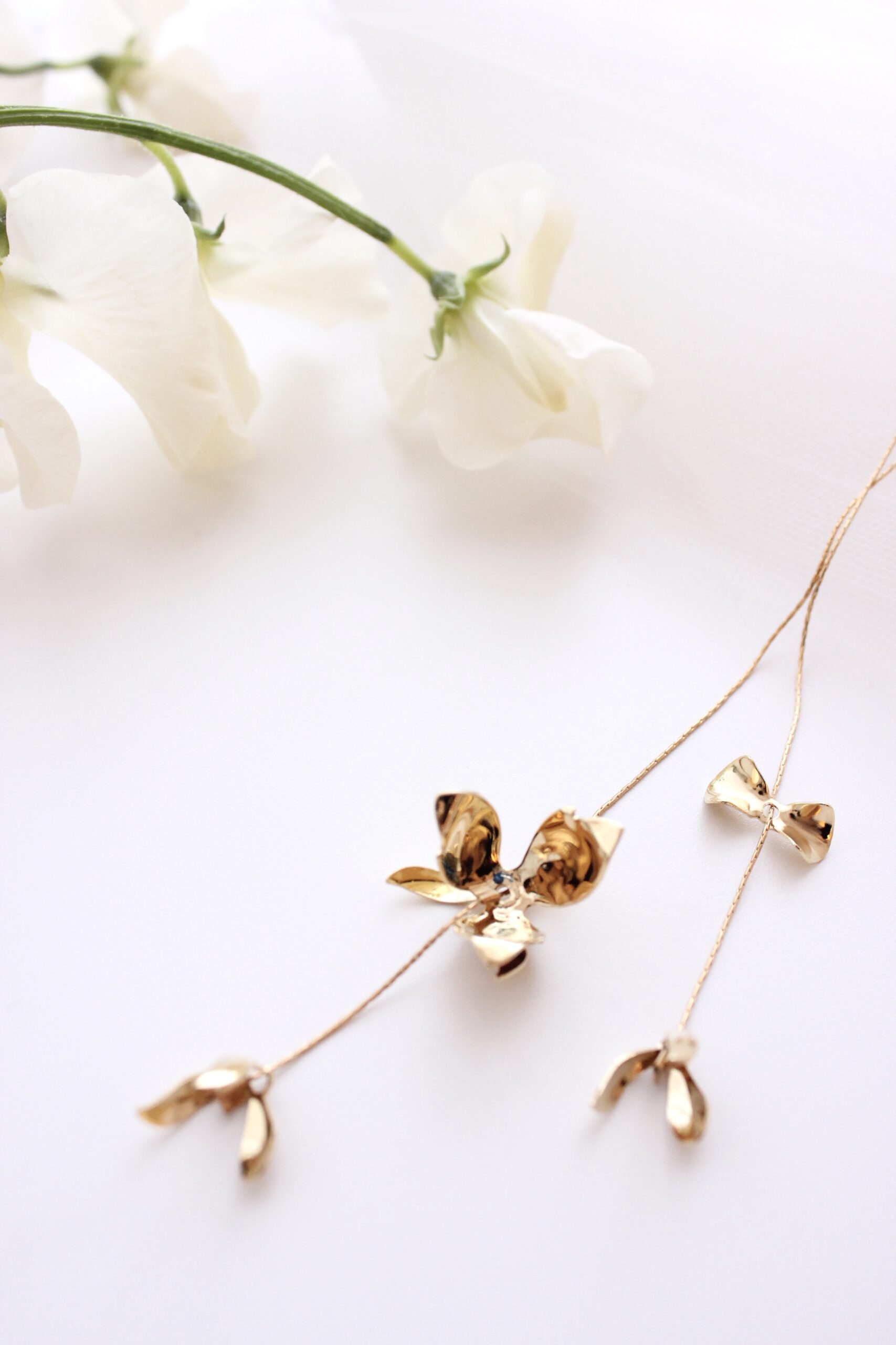 A.B ELLIEの新作アクセサリー、ゴールドのフラワーモチーフが映えるネックレスの婦ご紹介。