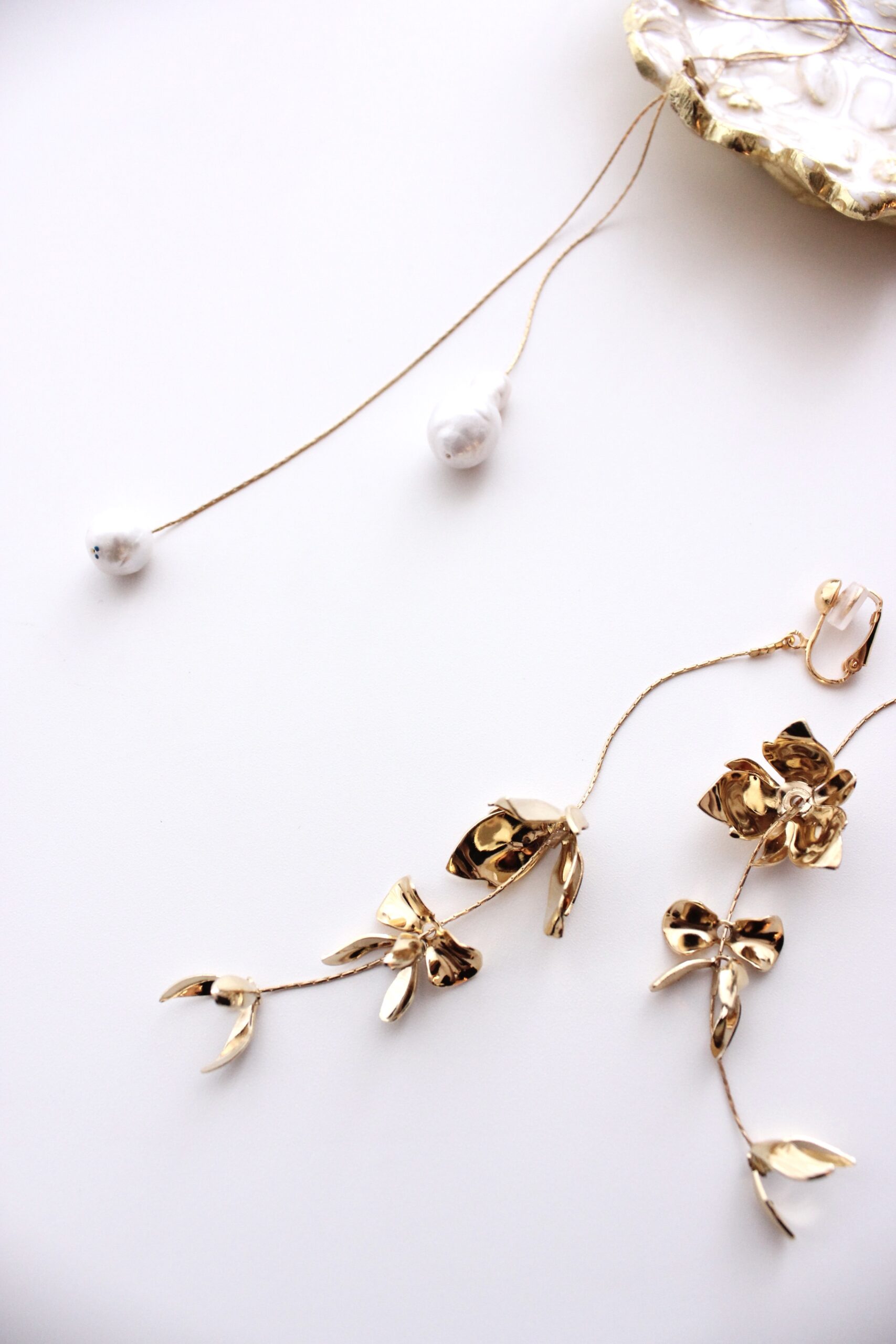 新作入荷した、エイビーエリーのゴールドのイヤリングとバロックパールがあしらわれたネックレス