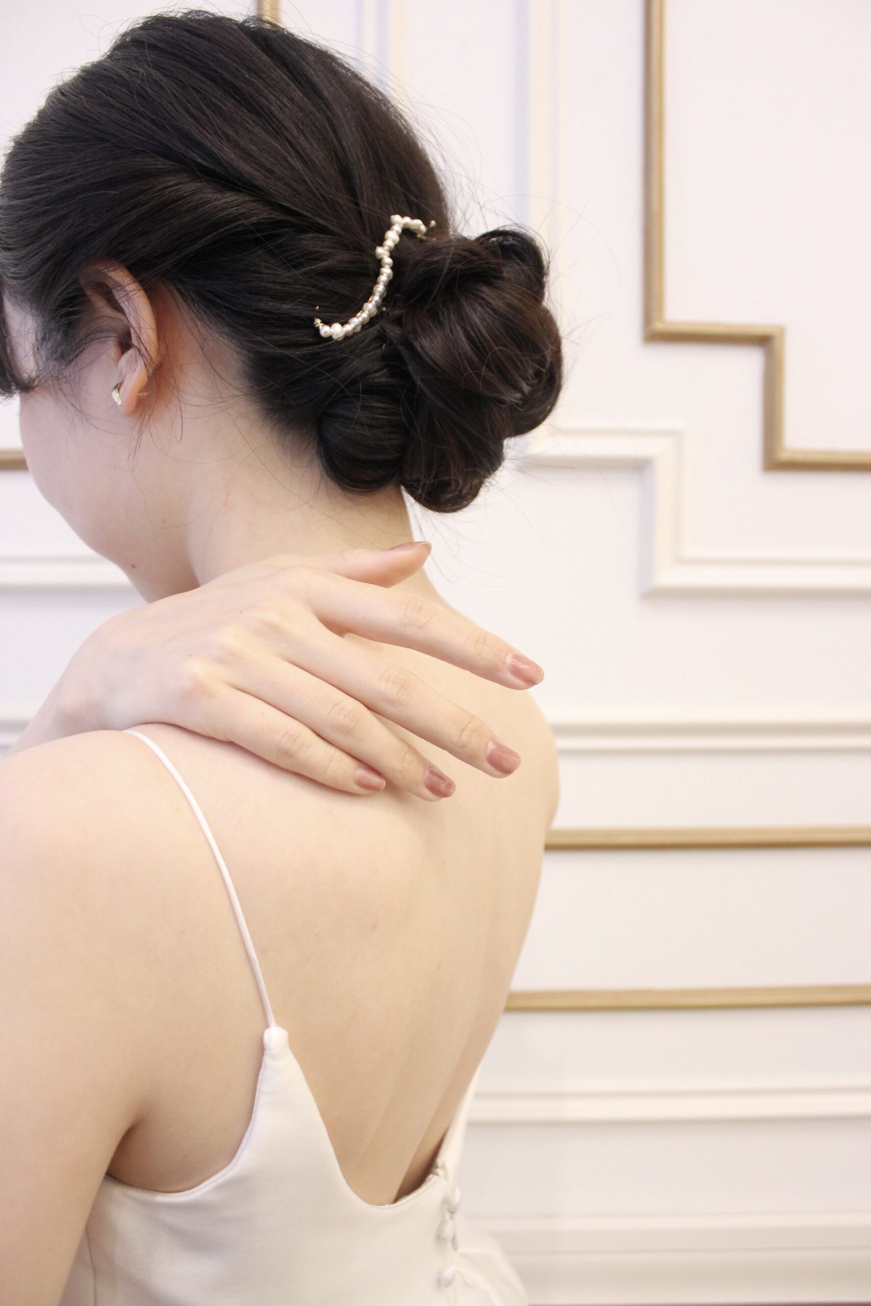 淡水パールを使用したヘアピンに合わせたおしゃれなウェディングドレスのコーディネート